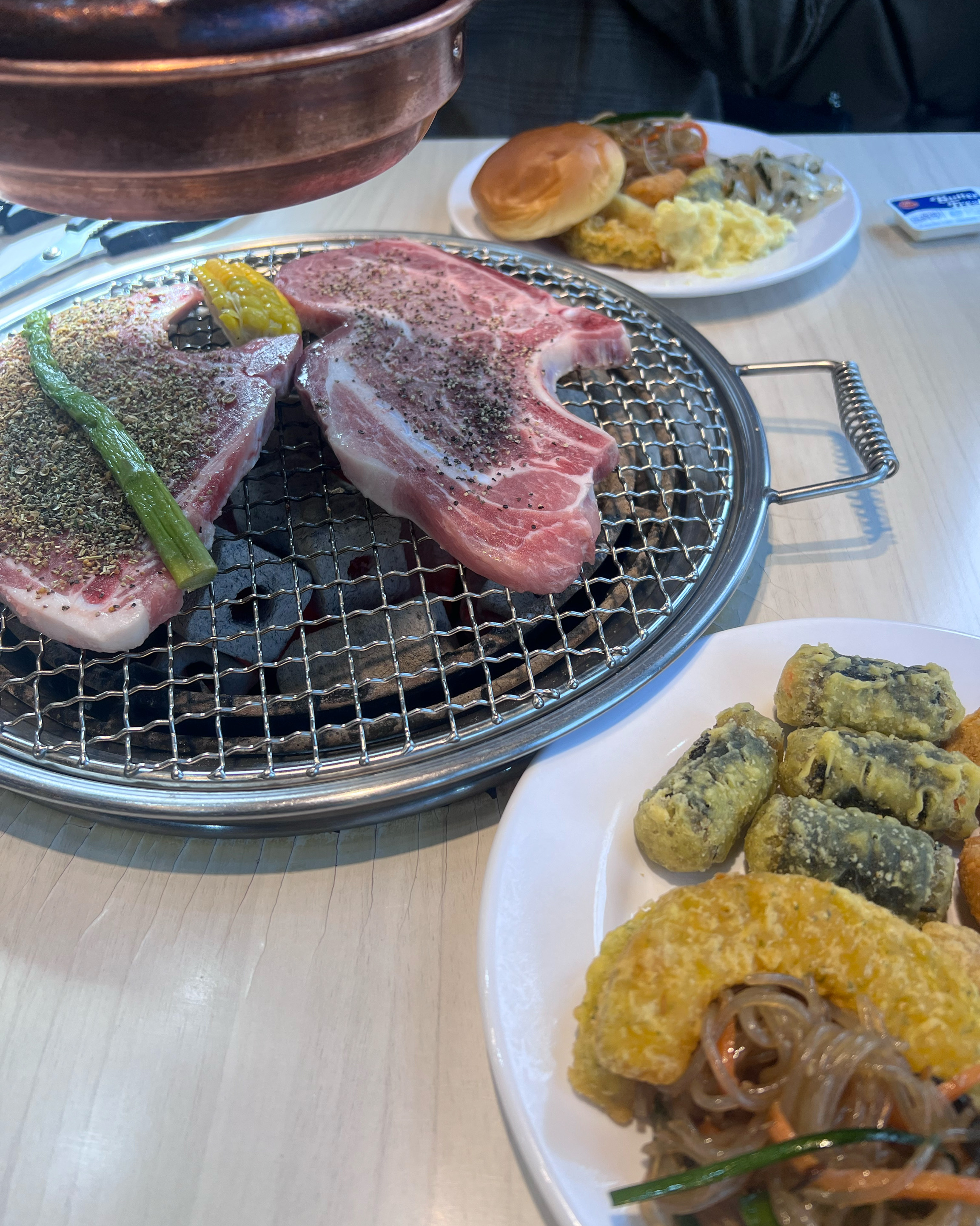 매장도 깔끔하게 관리되고 넓진 않지만 주차할 공간이 있는 것이 장점입니다 ! - 은평구청 맛집 명륜진사갈비 은평구청점