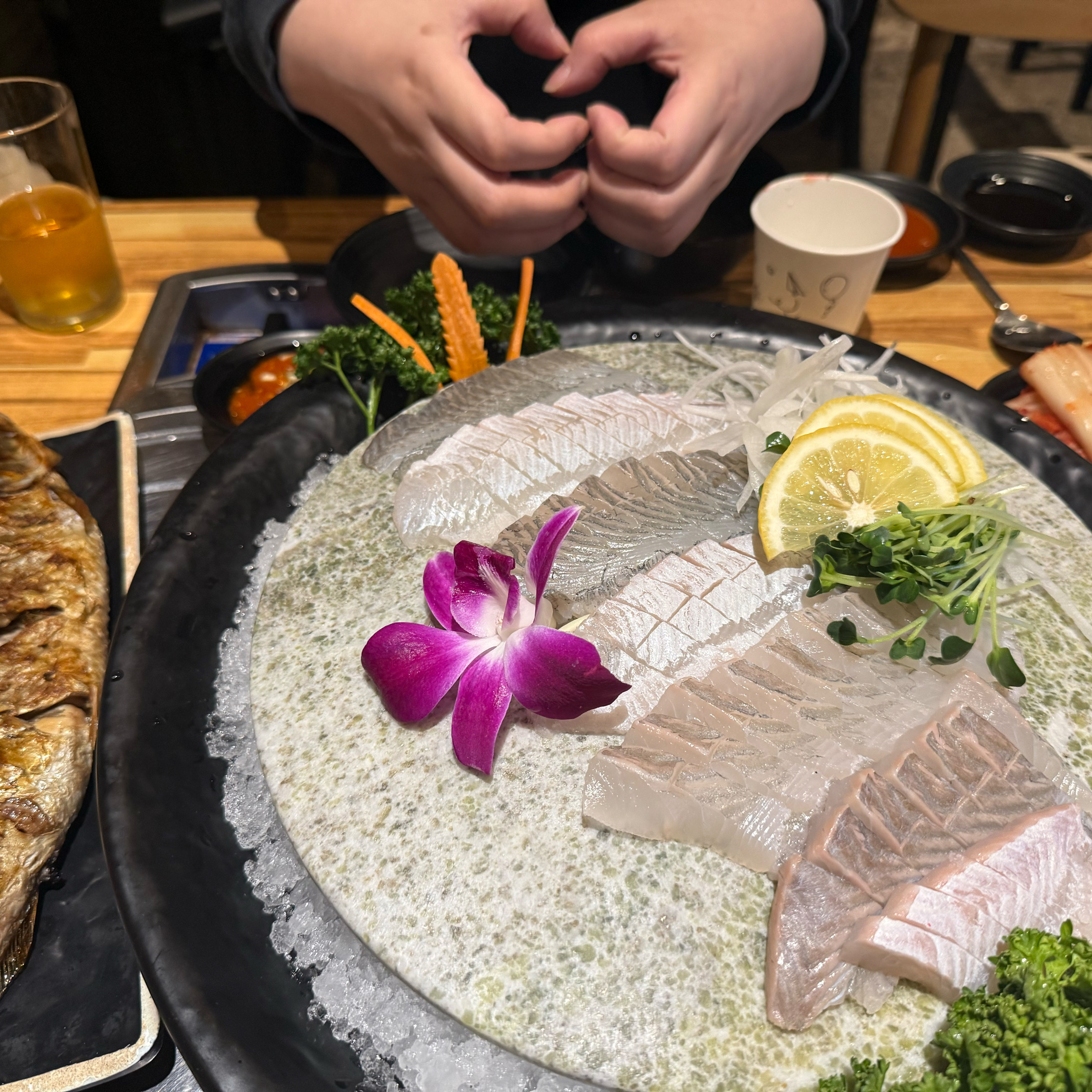 데이트 하러 나온김에 회에 술한잔 하러 왔는데 직원분도 친절하시고 음식도 너무 맛있어요 베