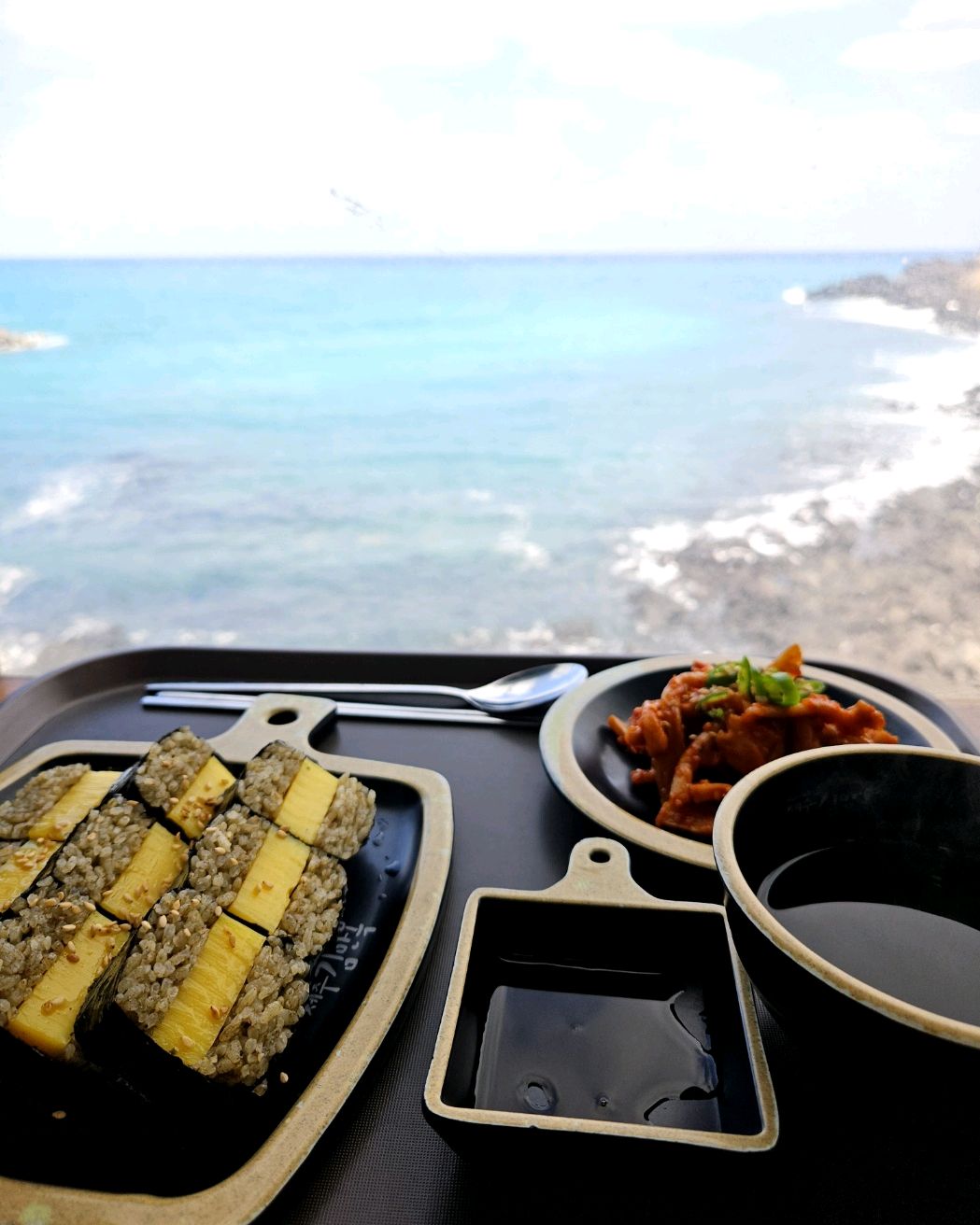 바다 풍경이 묻어 더 맛있어진 김밥을 물끄러미 바라보다가 바다에게 살가운 마음을 보냅니다.