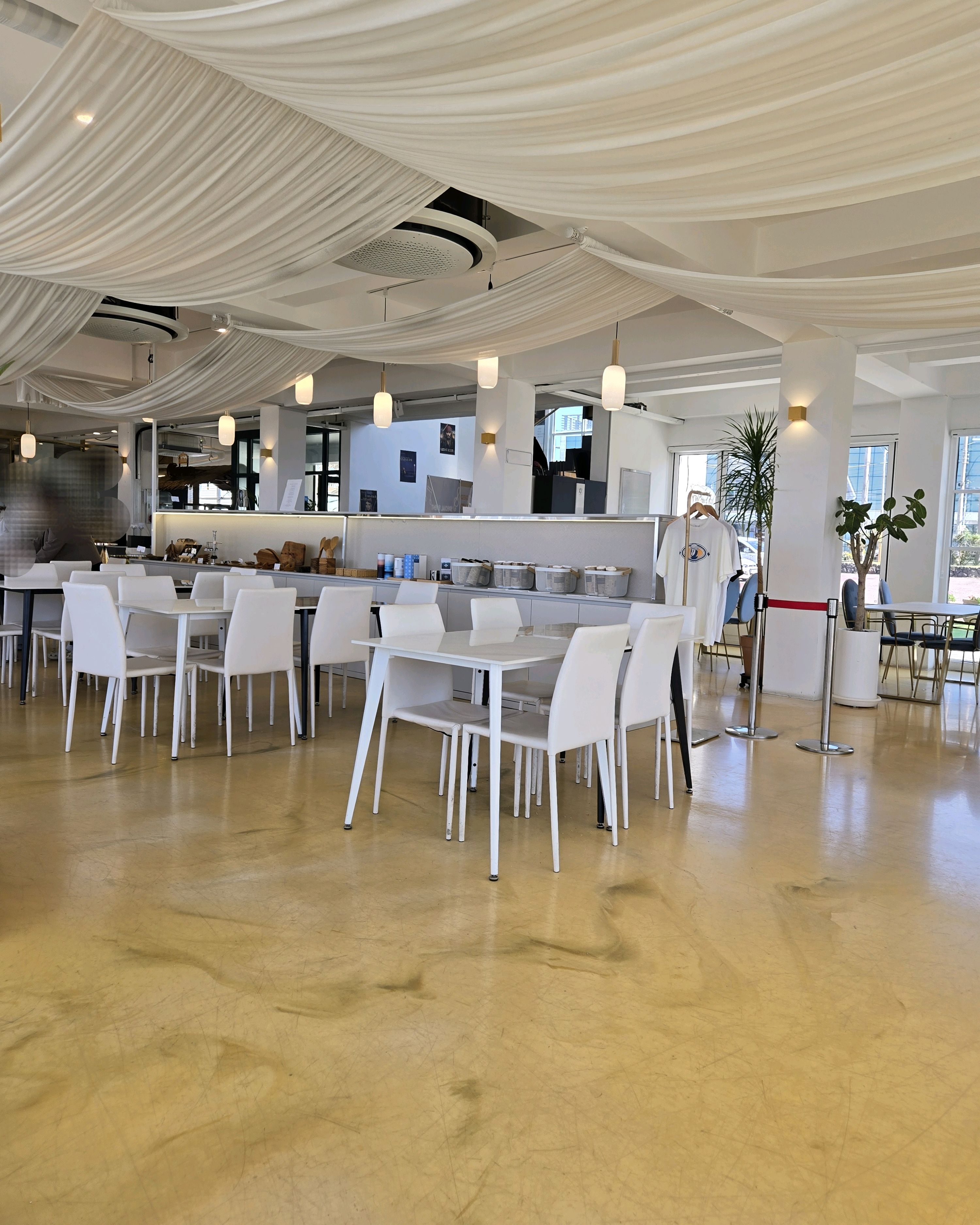 뷰가 너무 좋고 커피도 맛있고, 빵도 맛있었오요!! - 제주 맛집 외도339