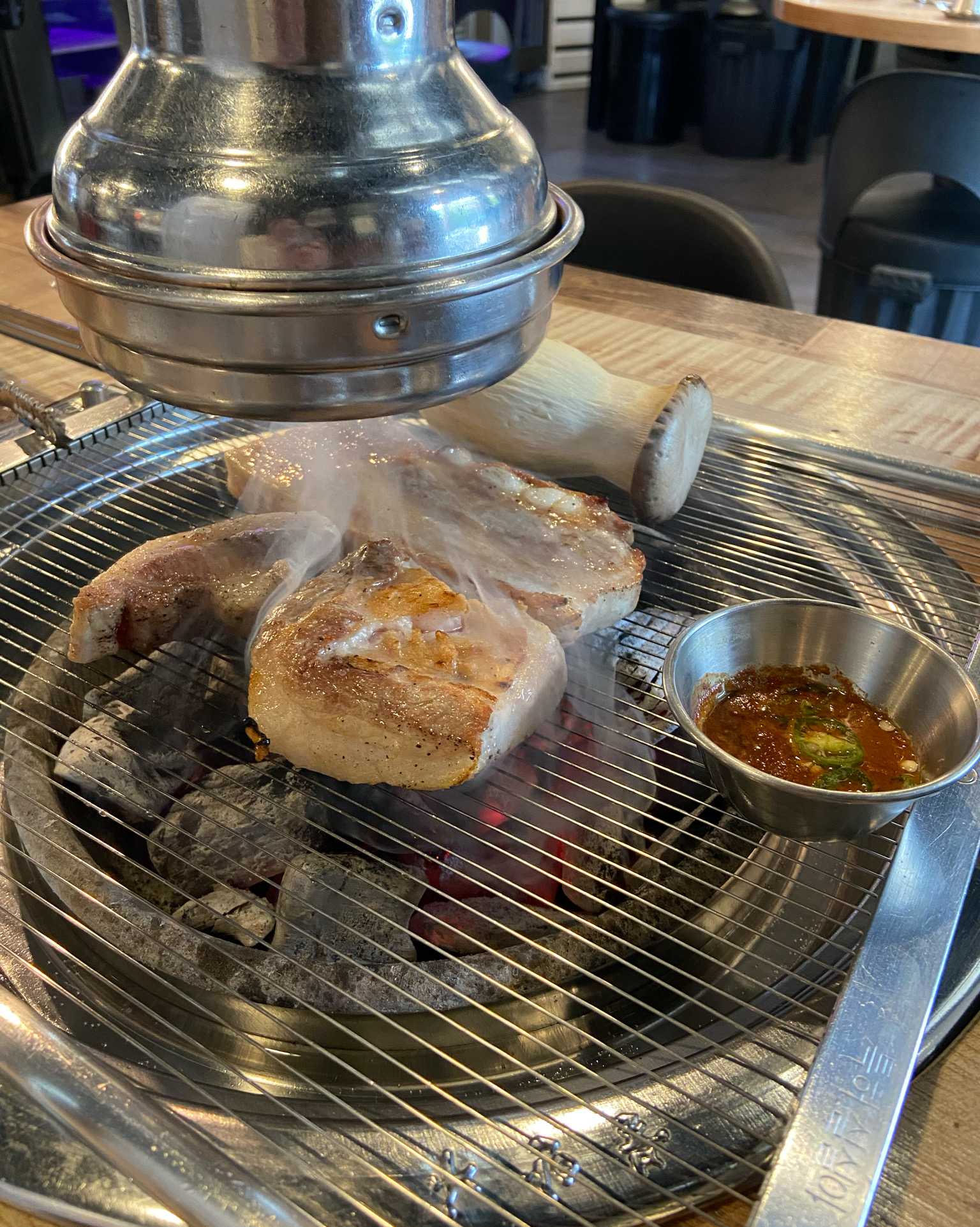 깔끔하고 고기가 맛있어요. 고기도 직접 다 하나하나 구워주셔서 편하고 반찬도 맛있어요! 고