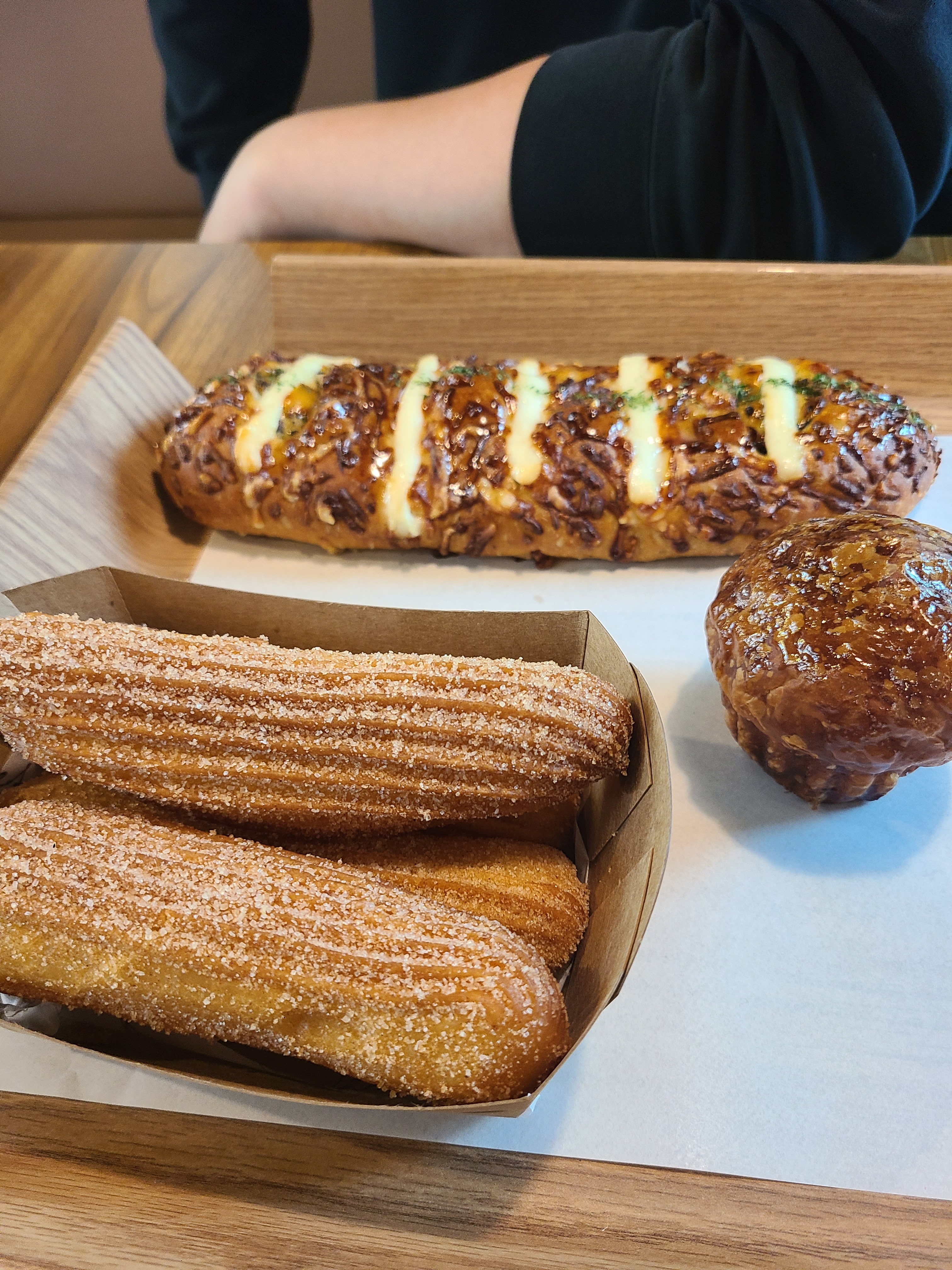 밤파이랑 츄러스 바질토마토 주문했는데 빵이 전부다 맛있어요!! - 인천 맛집 빵쌤 센트럴파크점