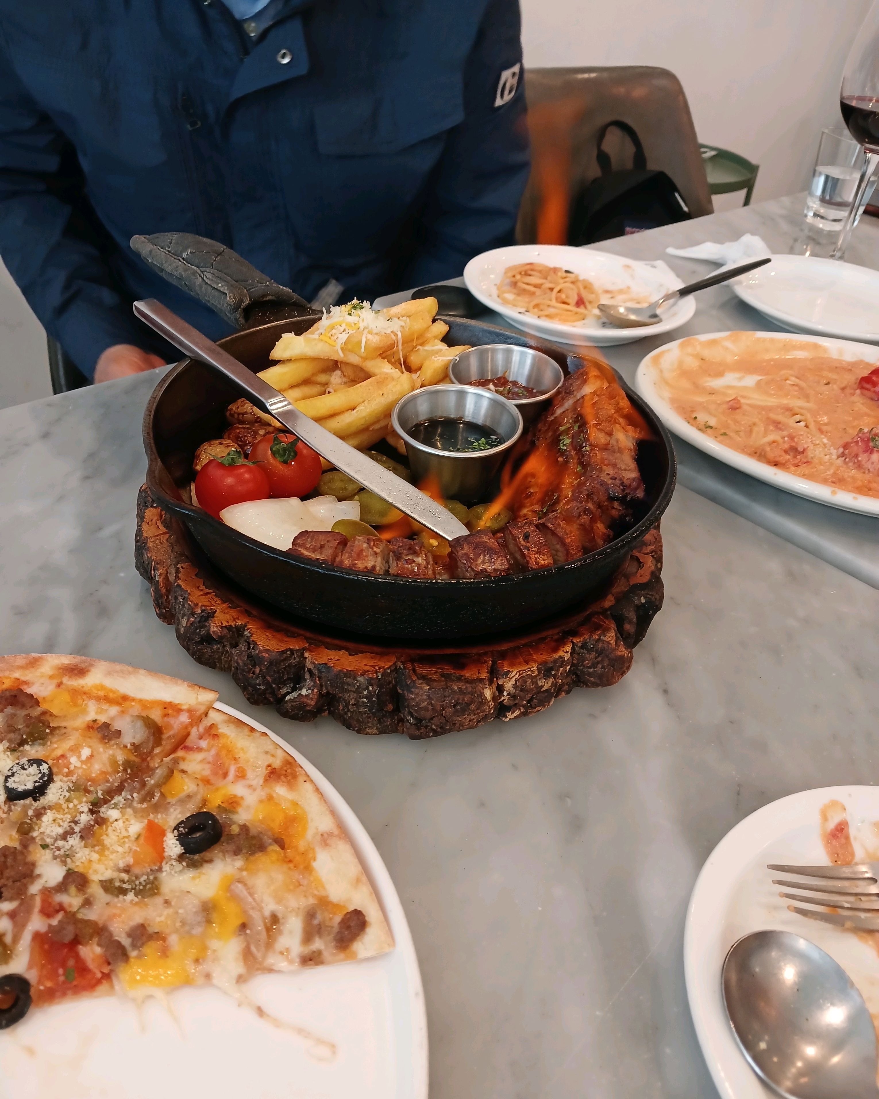 용인 갈 때마다 들리는 동백식탁. 통삼겹 스테이크 넘 맛있음. 화끈한 불쇼도 해주심! 살치