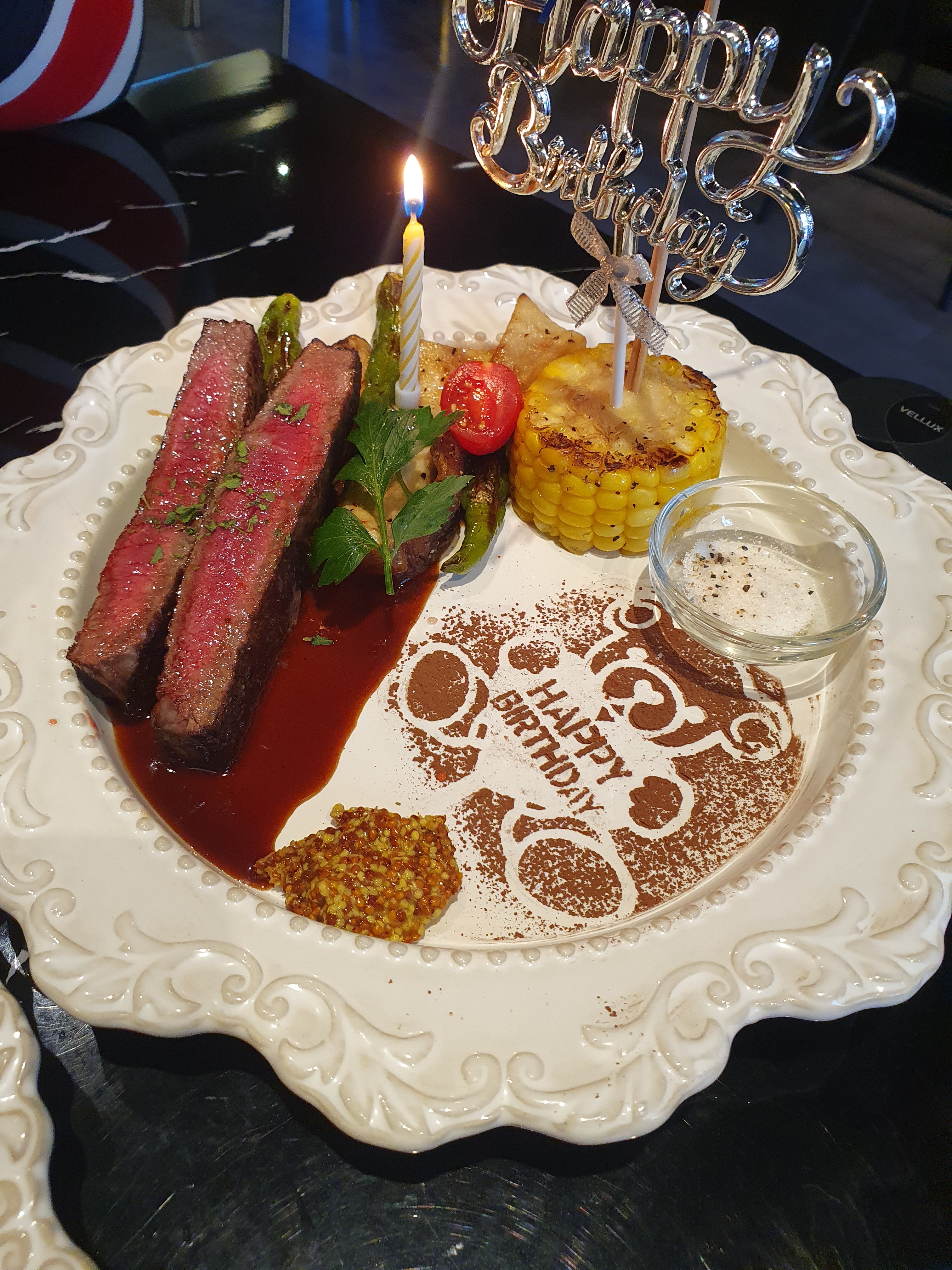 여자친구 생일 기념으로 방문했는데 분위기도 좋고 적당히 조용하고 음식도 맛있었어요. 주차까