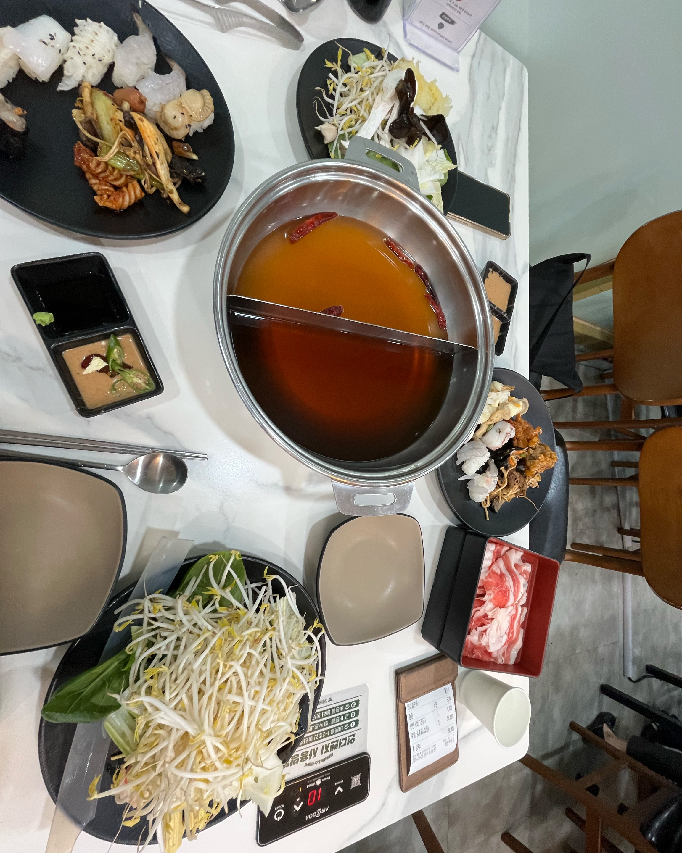 초밥 종류도 다양하고, 초밥,월남쌈,샤브를 동시에 즐길 수 있어 좋습니다~^^ 그 외에도