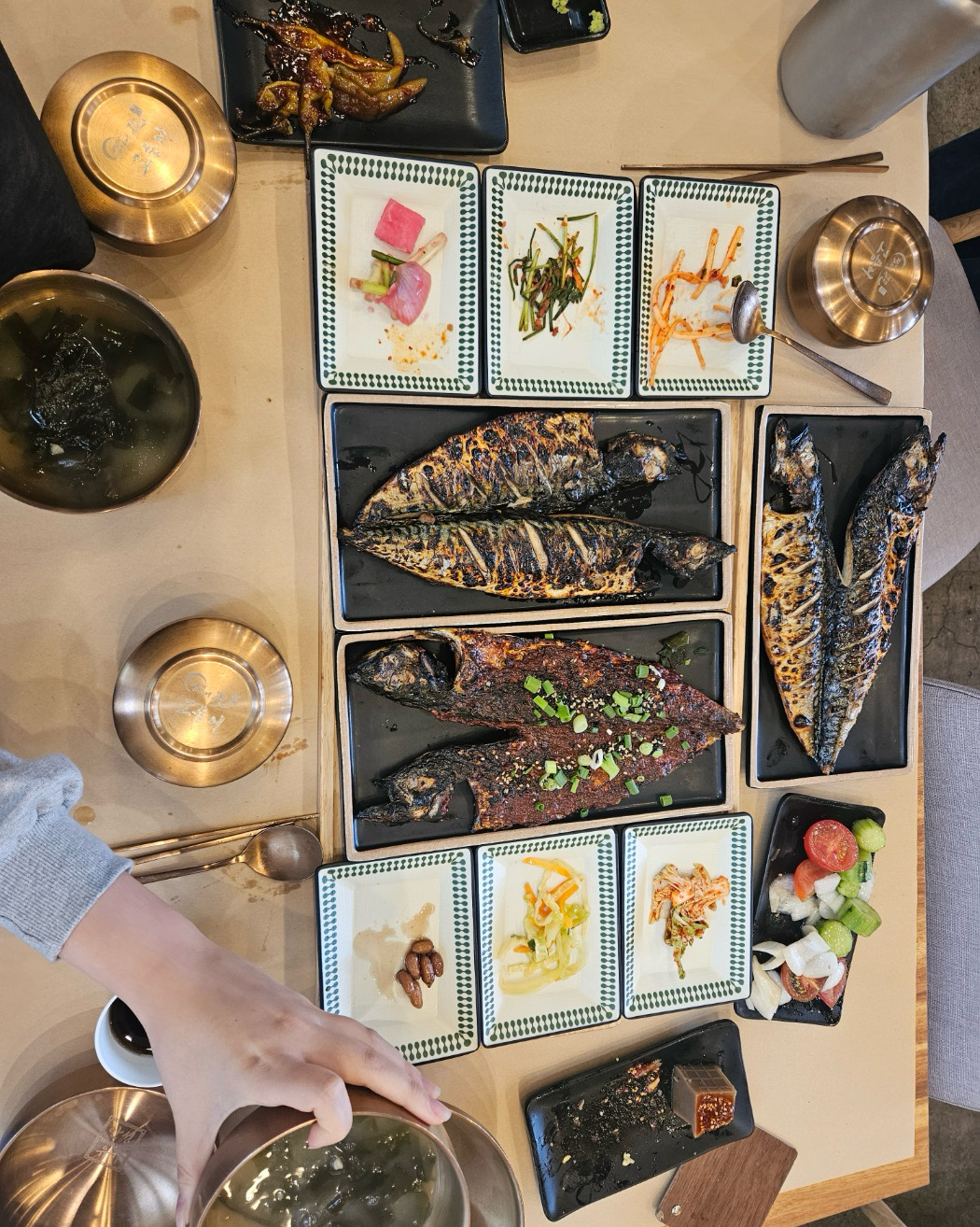 미역국도 황태가 들어가서 국물이 진해요~ 반찬들도 안짜고 맛있습니다! 생선은 말할 것도 없
