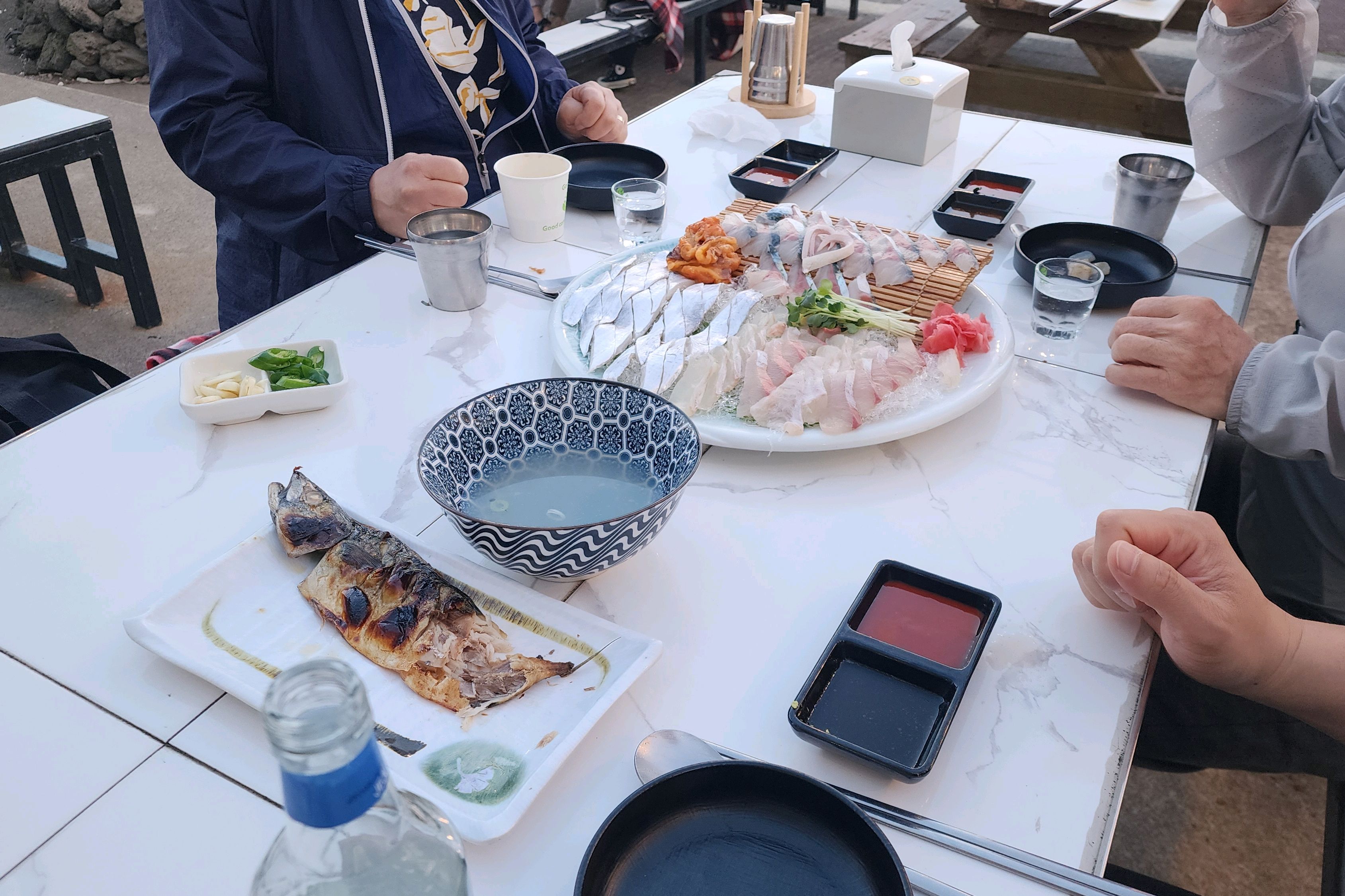 가족과 미리 예약하고 방문했지만, 전반적으로 매우 불쾌했습니다. 가족세트 2개와 단품 메뉴