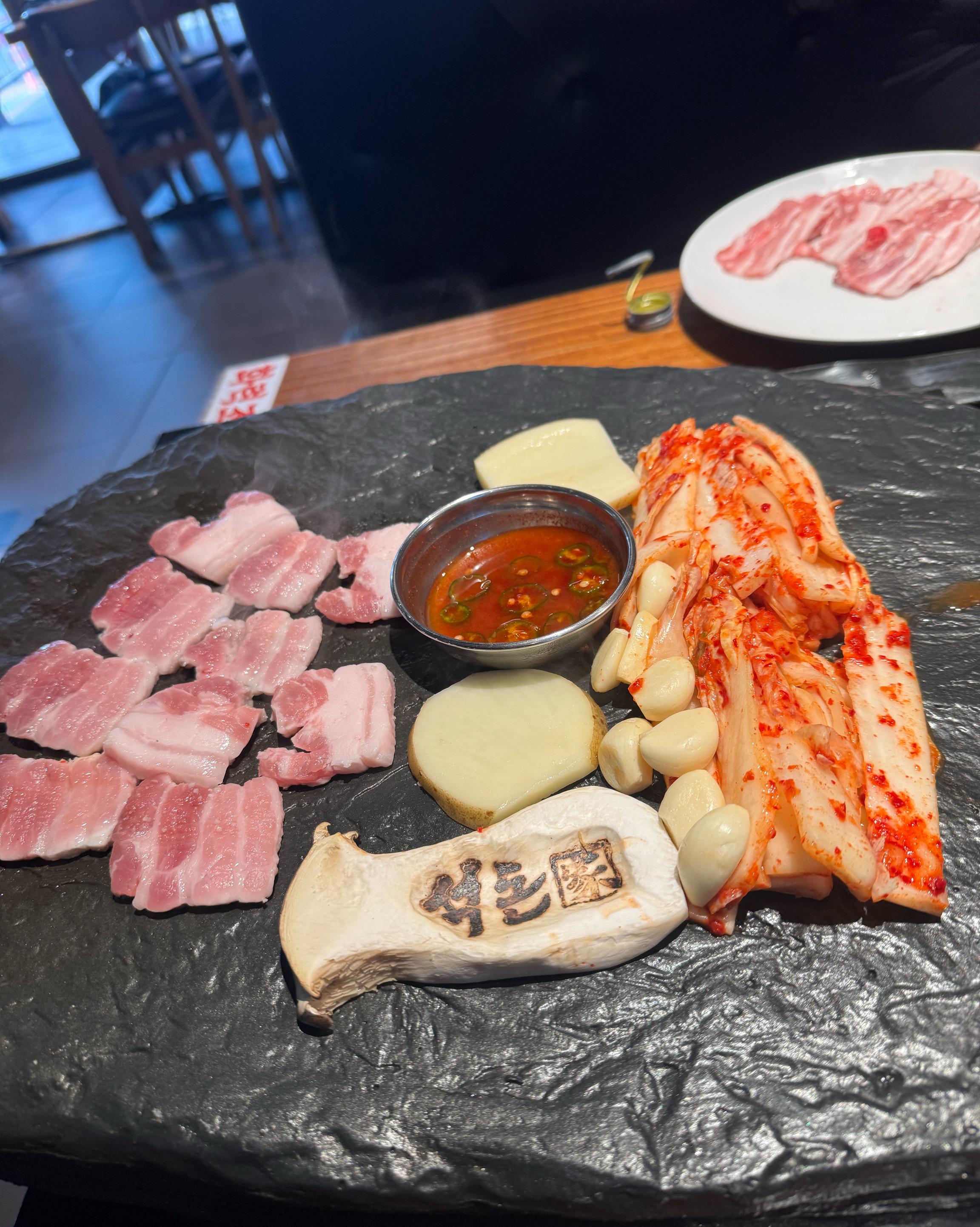 돌판에 구워먹는게 신기하고 메뉴도 다양하고 너무 맛있어요 :) - 인천 맛집 석돈