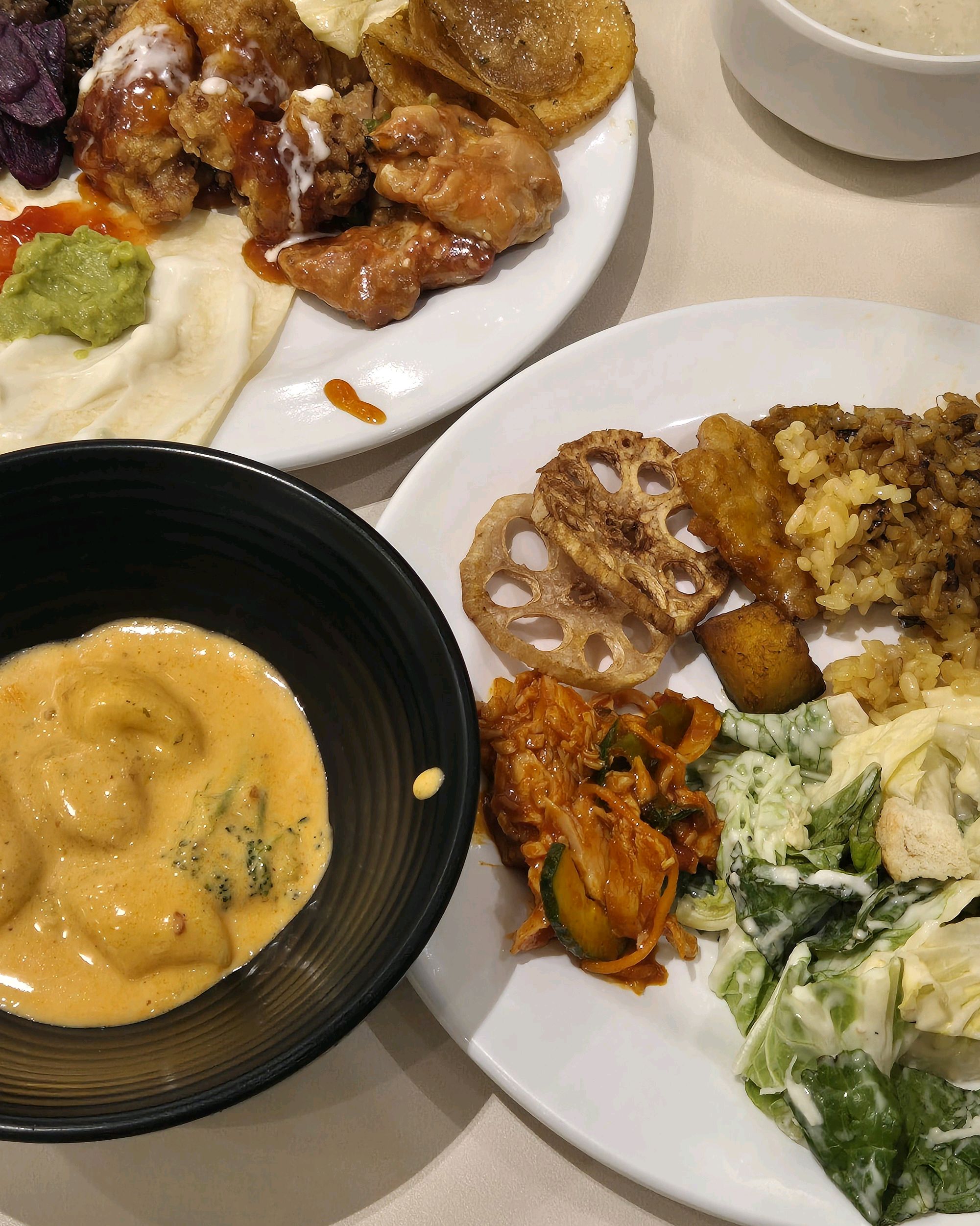 치킨시즌이래서 왔는데 생각보다 치킨은 종류가 적었구요. 그래도 다른종류 많고 맛있어서 괜찮