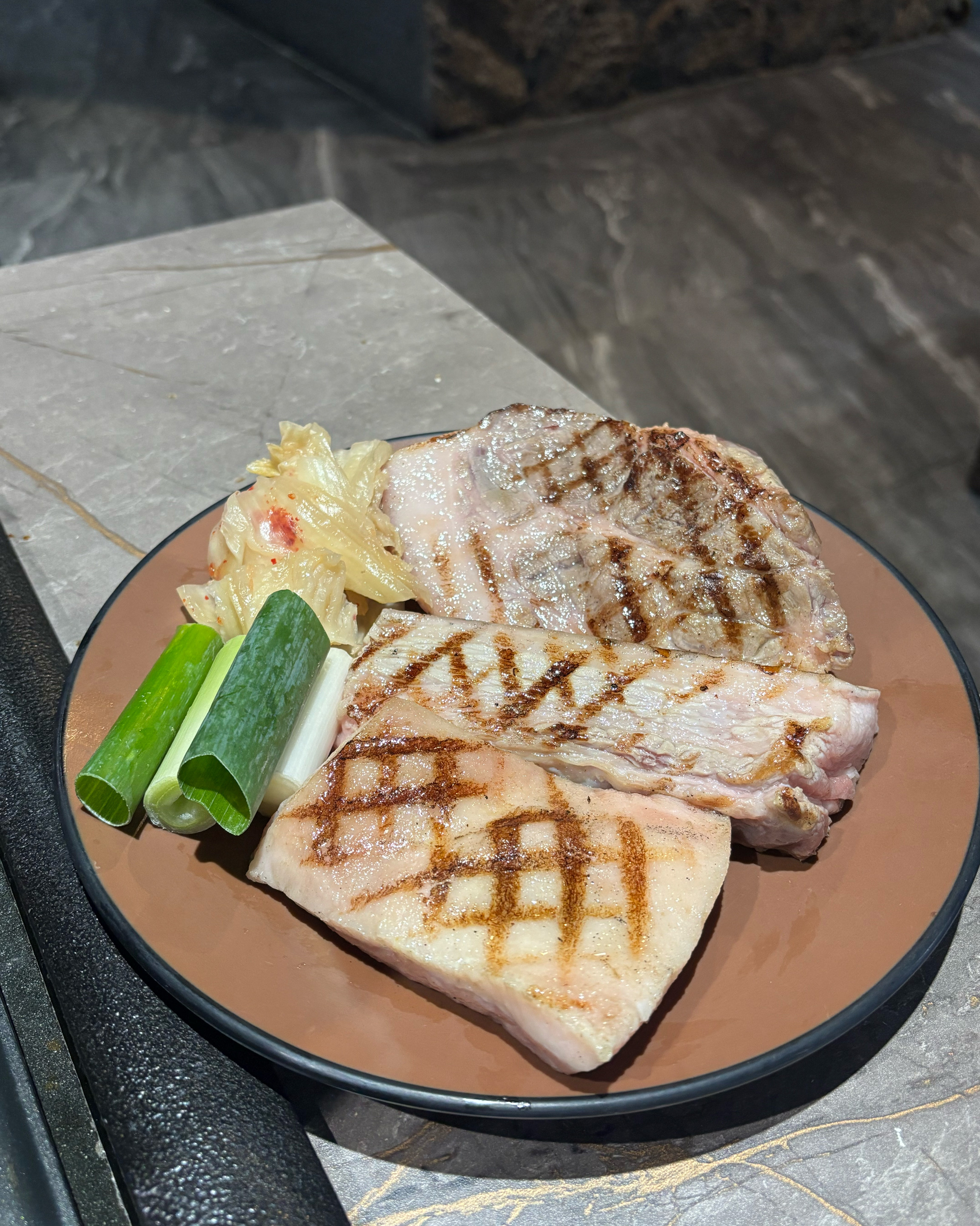 고기 양 많구 질 너무 조아여!! 밑반찬도 다양해서 맛있게 잘먹었습니닷 - 제주 맛집 돈도칸 연동흑돼지