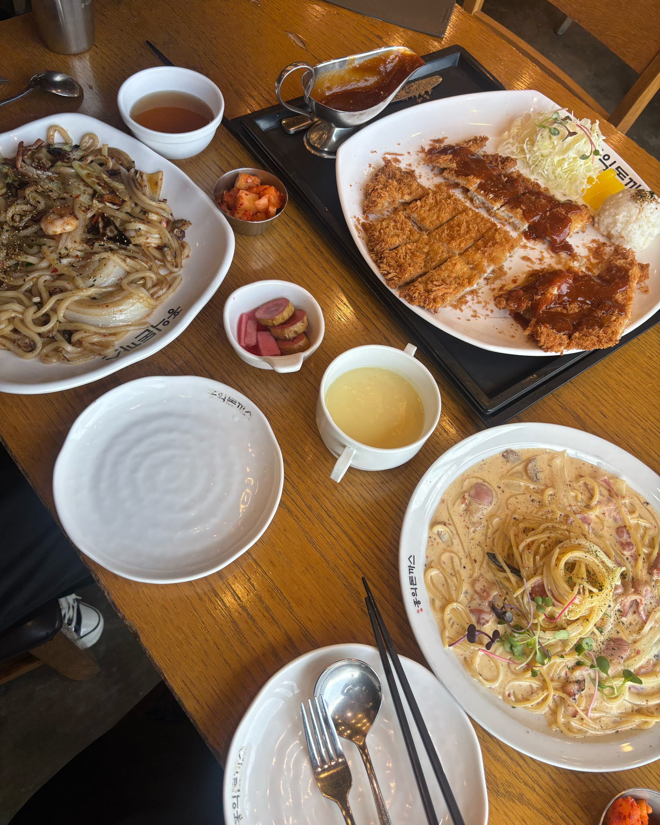 왕돈까스 맛있어요. 메뉴들도 다양하고 돈까스 종류도 많고 가격도 착해요. - 평택 안중 맛집 홍익돈까스 안중점