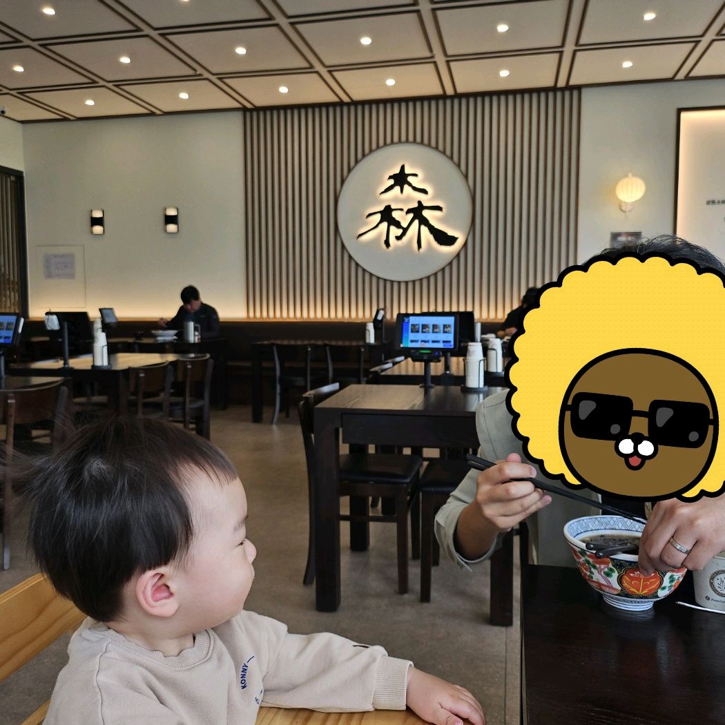 매장 깔끔하고 넓고 주차도 편했어요!! 메뉴 나오는 것도 깔끔하고 맛있어요. 아기 의자도 
