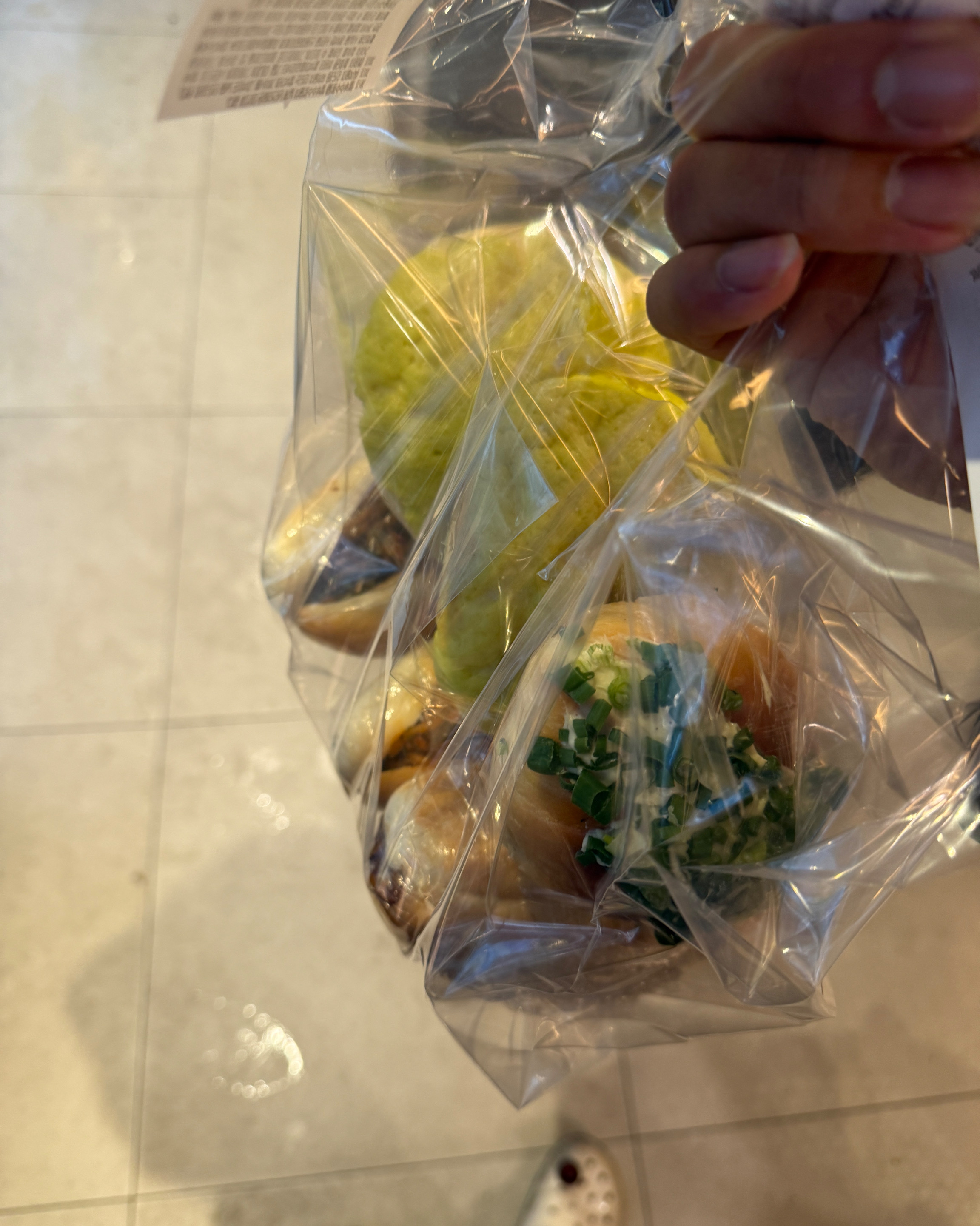 메론빵이랑 야끼소바 빵에 다양하게 있어서 너무 맛있을거 같아용!! - 대구 맛집 따끈따끈베이커리