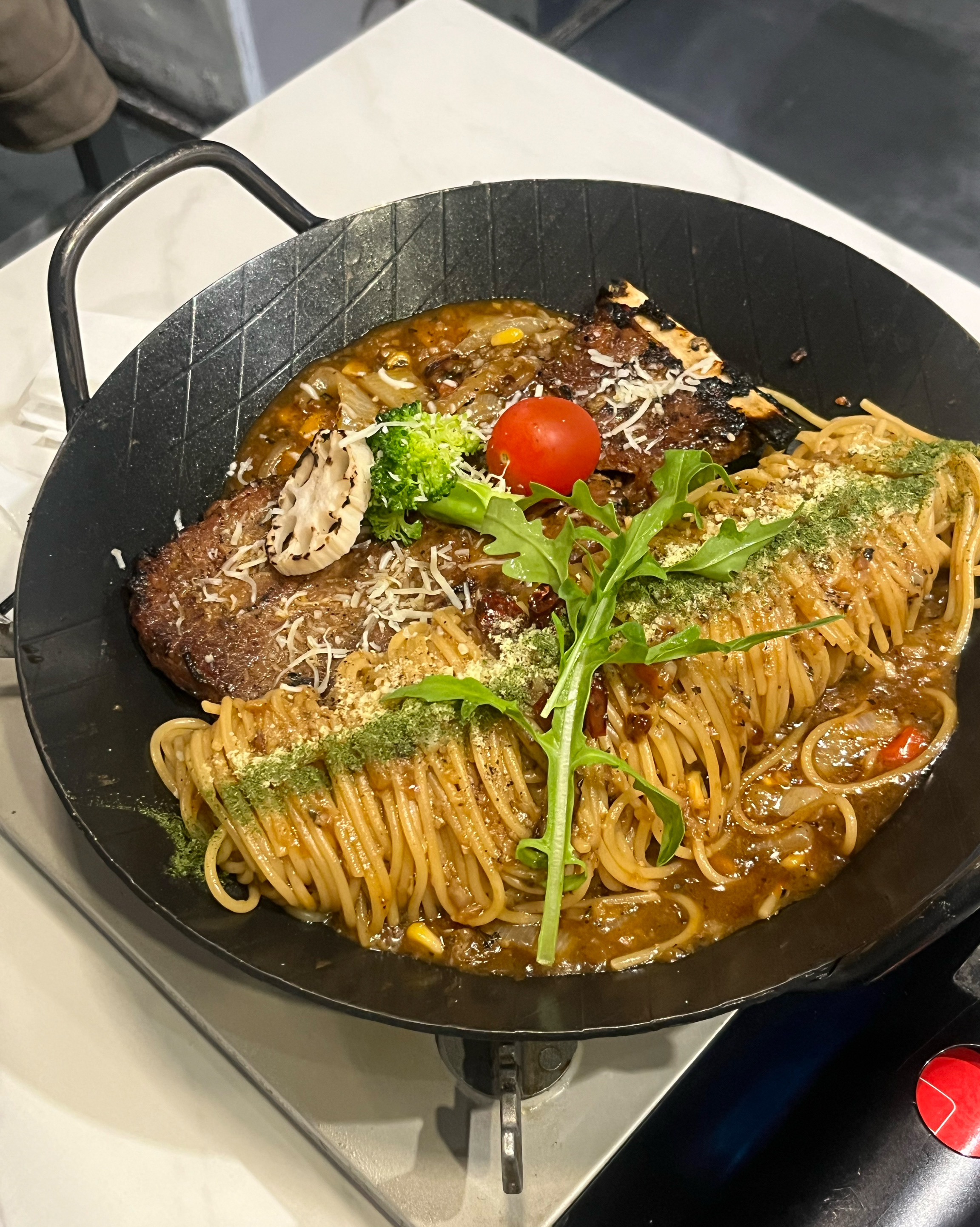 갈비 파스타가 신기해서 와봤어요! 인테리어도 예쁘고 비주얼도 좋네요 ㅎㅎ 연예인들도 자주