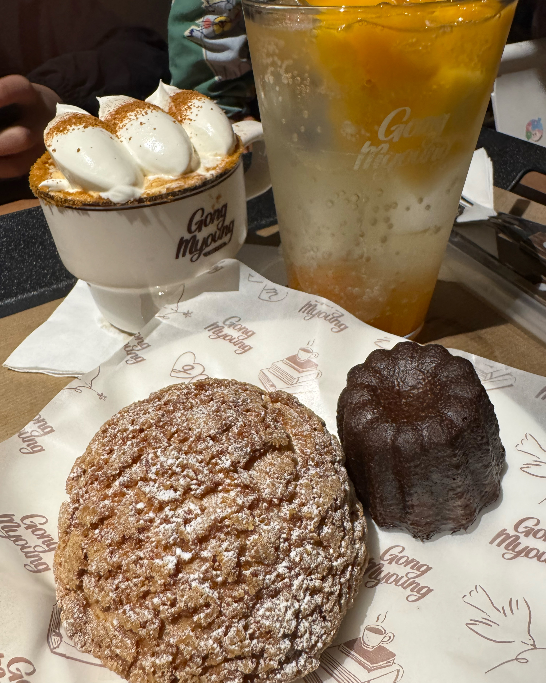 망원 자주 오는데 골목 안이라 잘 몰랐네요 - 망원동 맛집 카페 공명 망원책빵