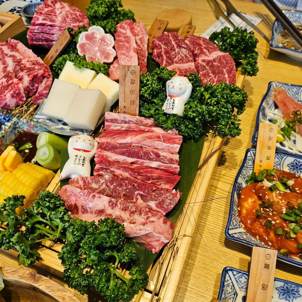 들안길 맛집! 고기도 너무 예쁘게 나오고 맛있어요👍 인테리어가 일본풍으로 너무 예쁘게 되있