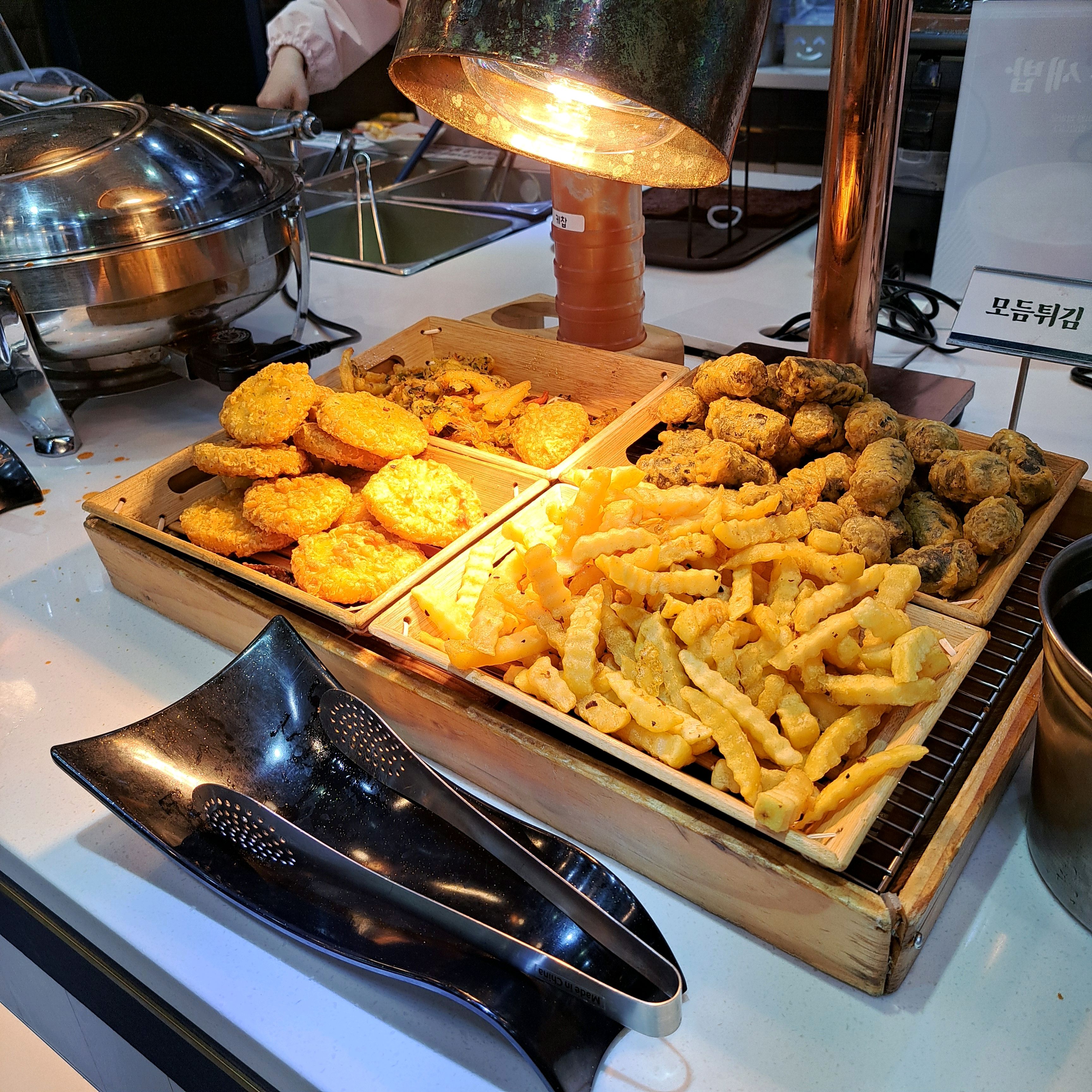 연휴의 마지막 날 맛있는 고기가 먹고싶어서 가족이랑 나왔습니다 고기랑 요리들이 바로바로 채