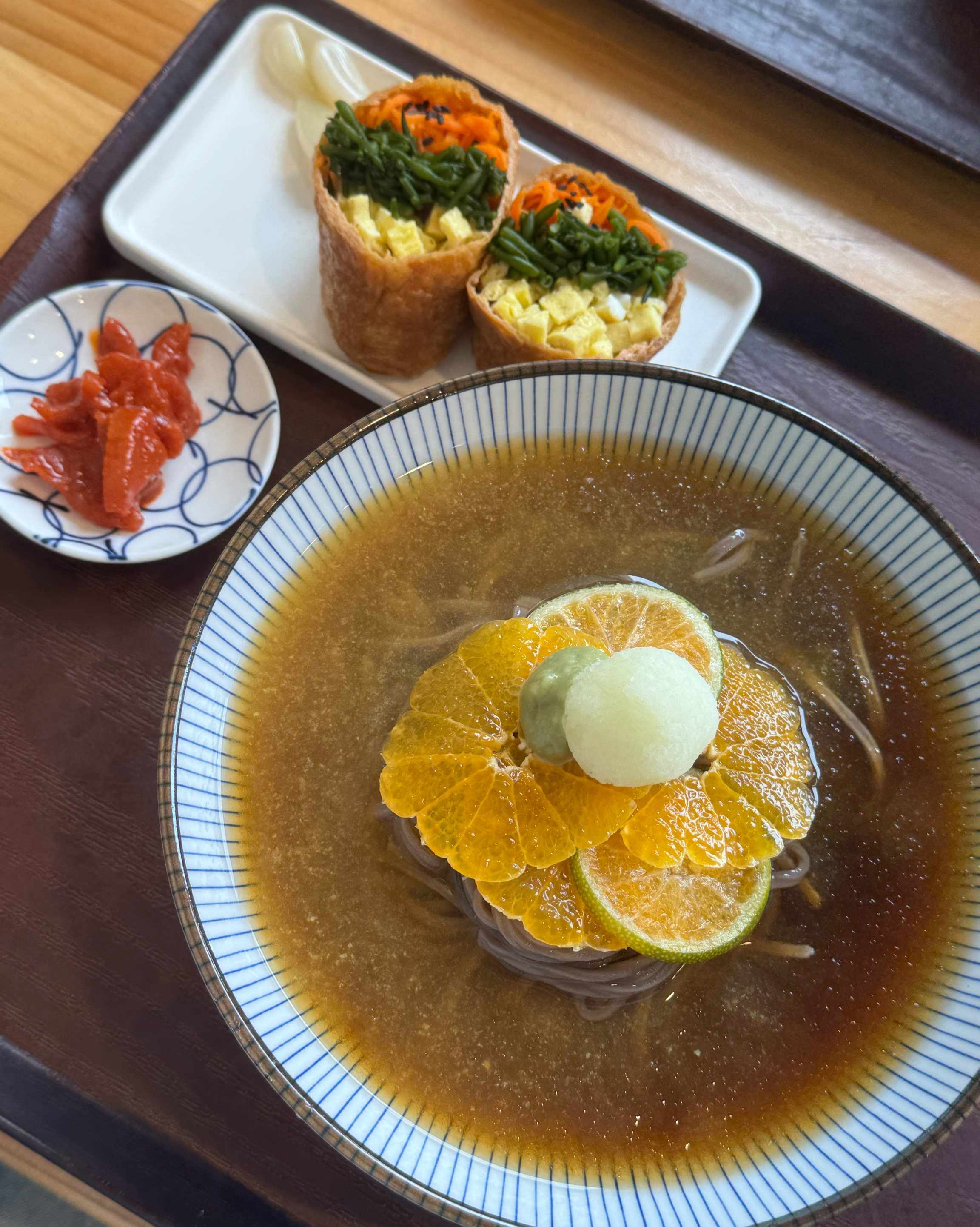 진짜 상큼하고 넘 맛있어요🍊💛 유부초밥 조합도 너무 좋고 귤이랑 먹으니 존맛탱이에요!!! - 제주 맛집 도토리키친 본점