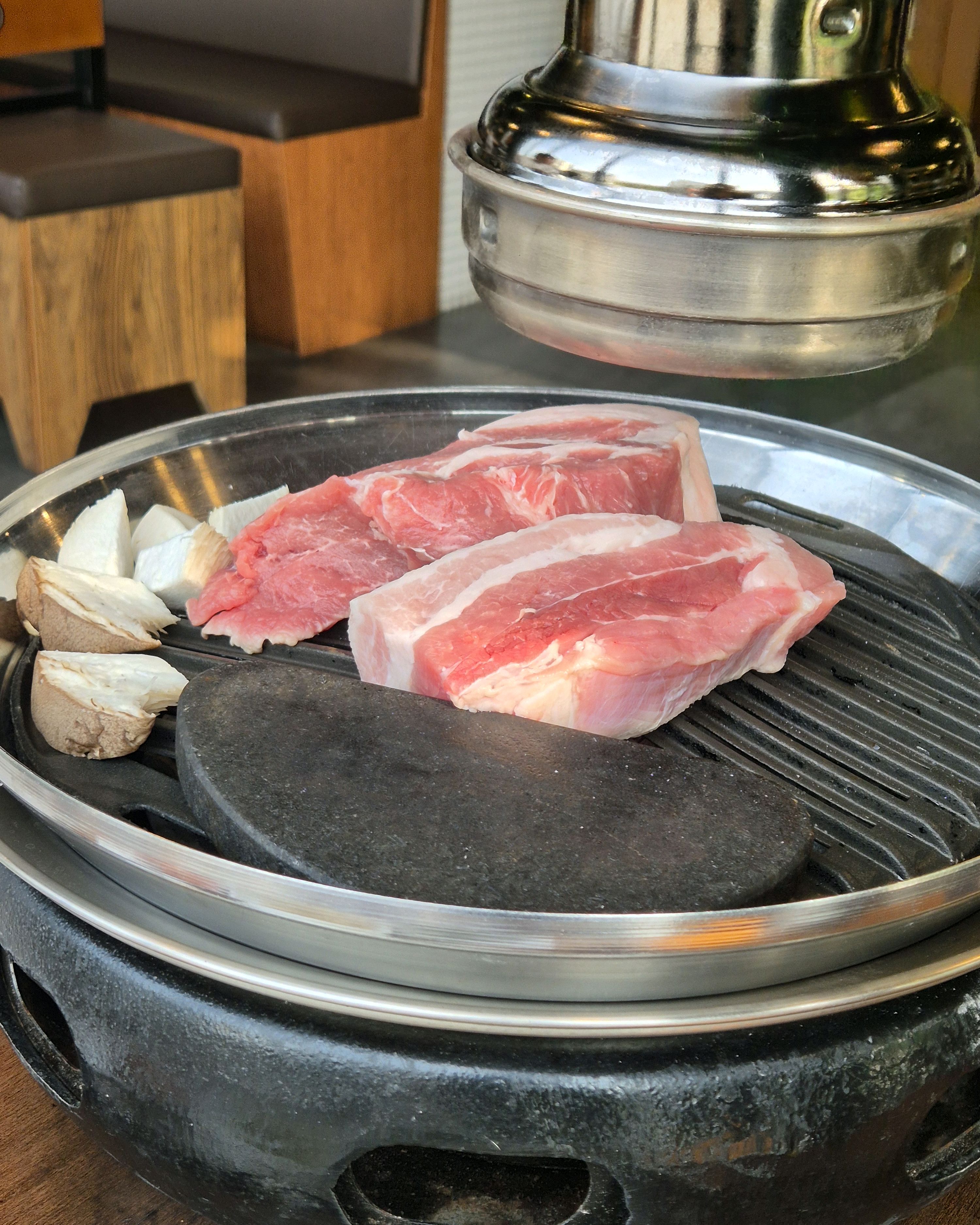 매장도 깔끔하고, 직원분들도 친절하셔서 좋아요:) 무엇보다 구워주시고, 주차장도 크니 메리