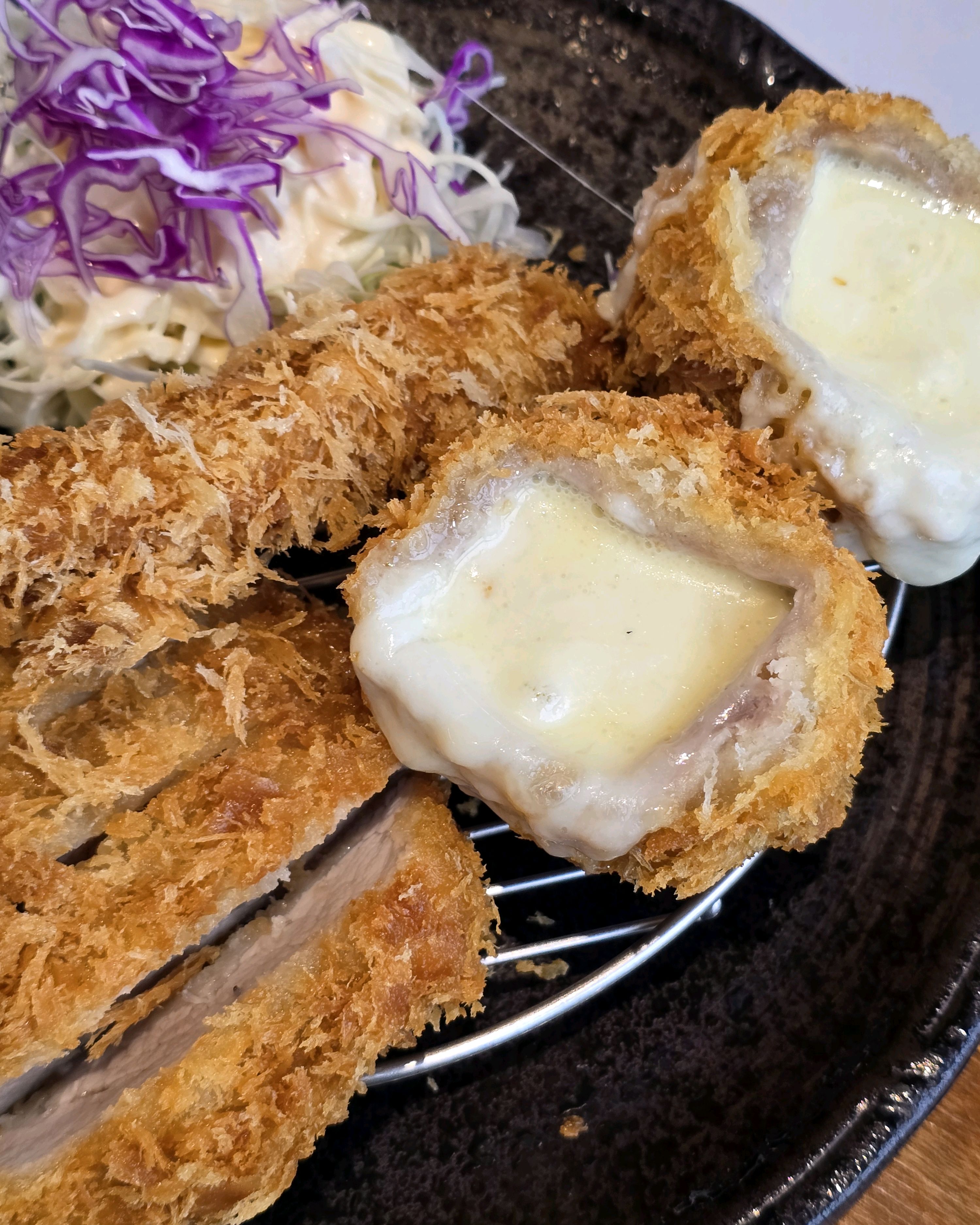 연어덮밥이랑 돈까스 나베 다 맛있게 먹었어요 저는 특히 연어덮밥이 맛있었어요~ 주차장도 넓