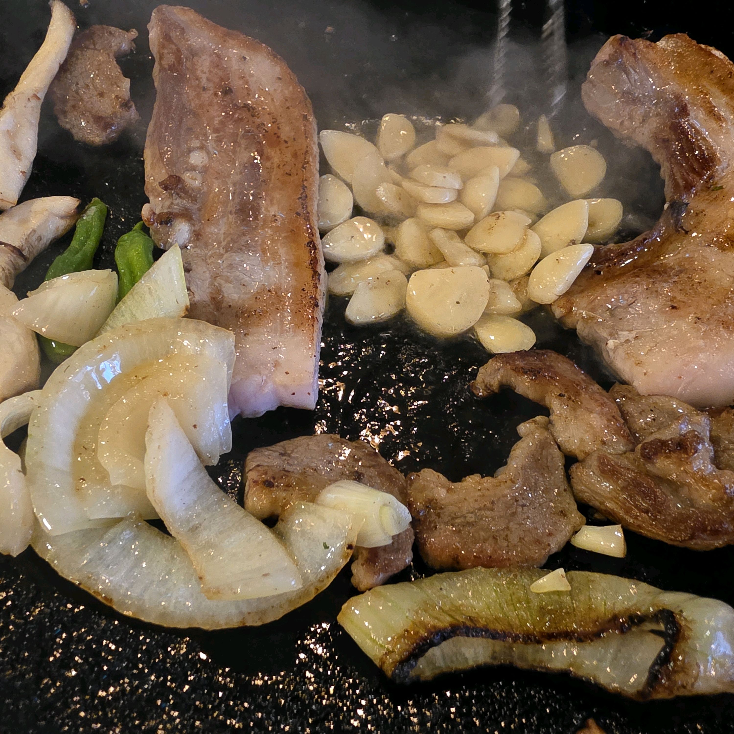 분위기도 좋고 고기 맛도 좋아요. 아이랑 편하게 먹을 수 있어서 좋아요. 떡볶이가 너무 맛