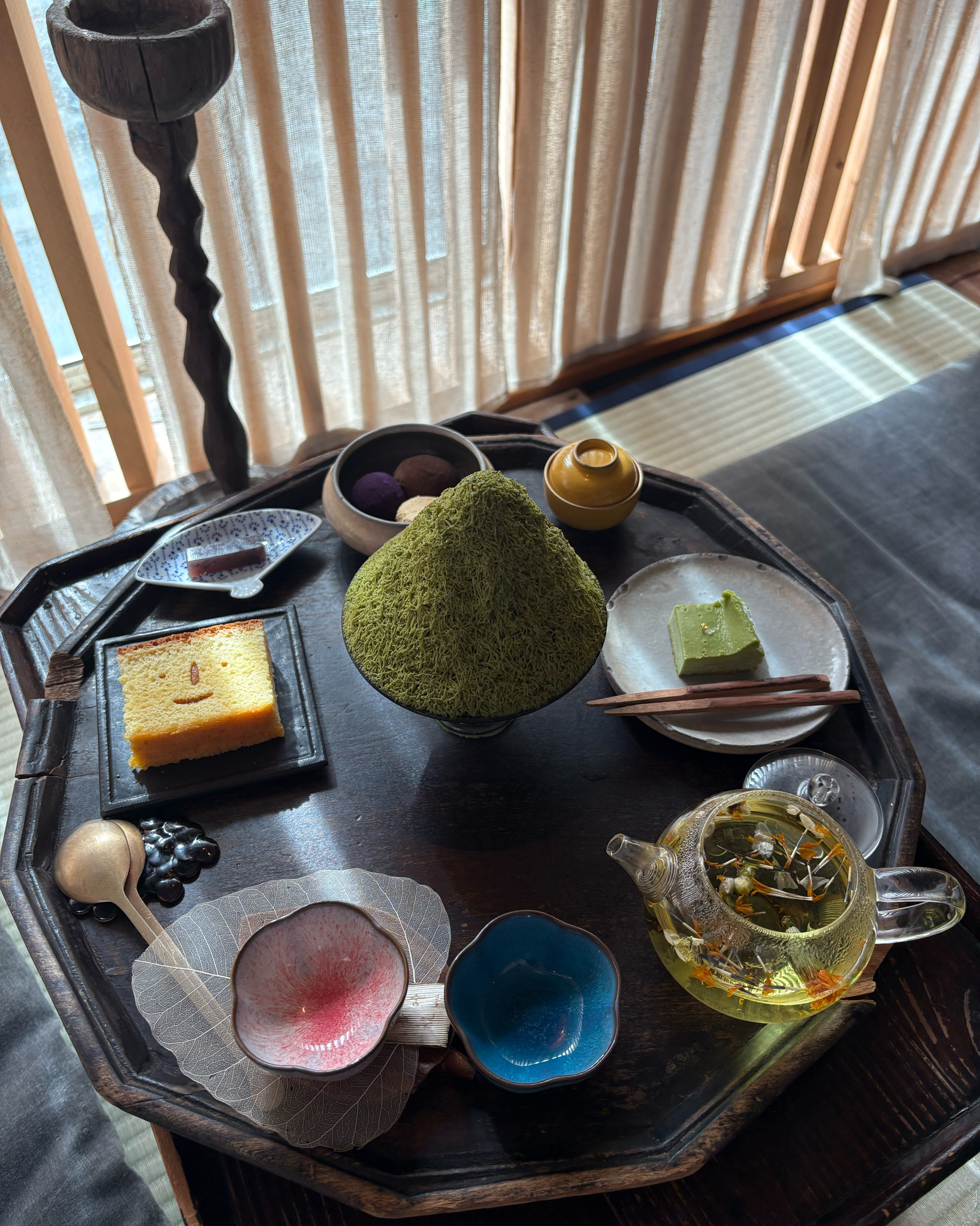 요즘 차에 관심이 생겨서 예약하고 온카페! 말차빙수가 너무 맛있고 다른 디저트 들도 달지