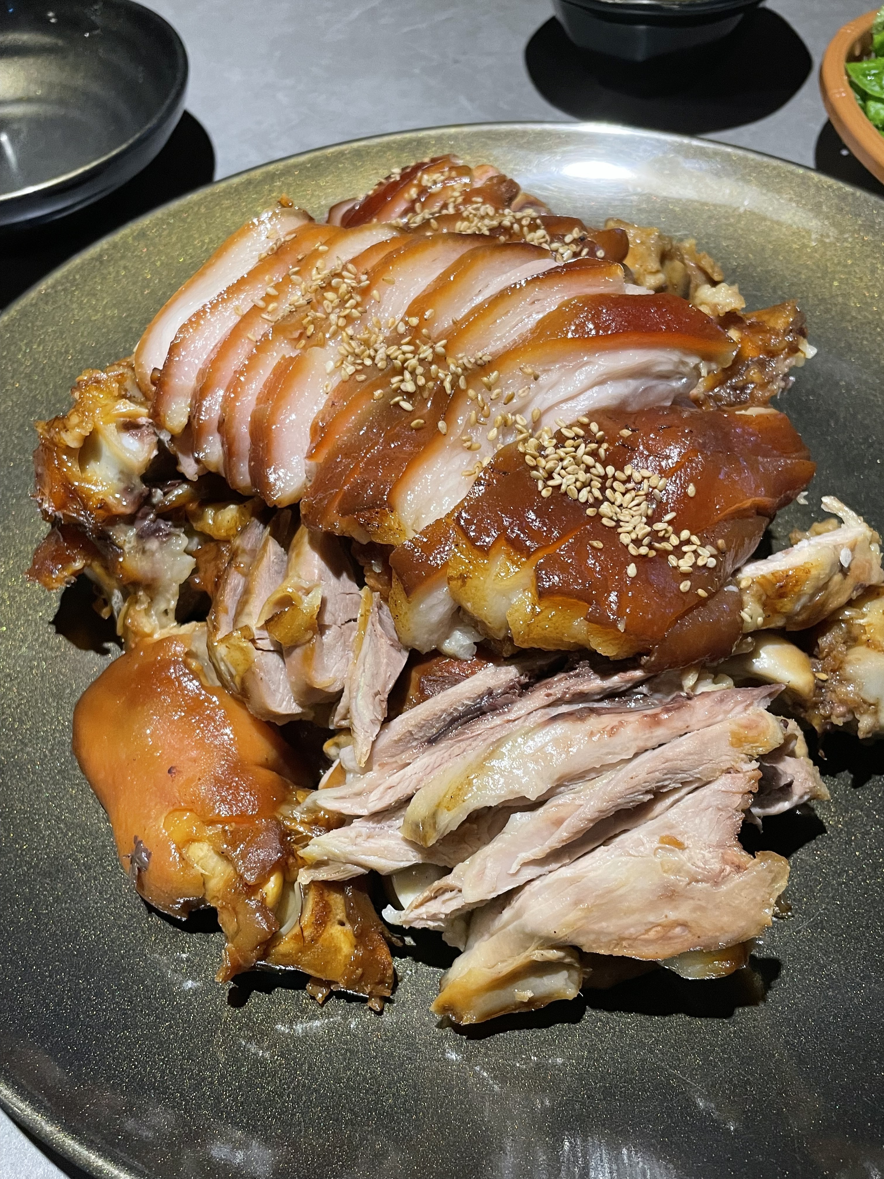 족발이 쫀득쫀득하고 양도 많고 너무 맛있어요.. 🤍 서울에서 왔어요 !!!! 강추!!!!!