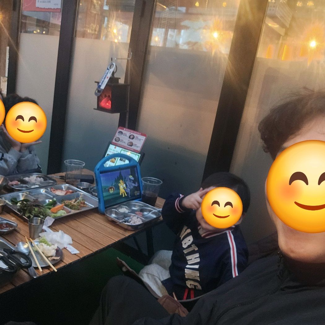 연휴 내내 날씨가 안좋아서 아쉬운 마음을 달래고자 아이들과 함께 캠핑컨셉 식당을 찾았는데,