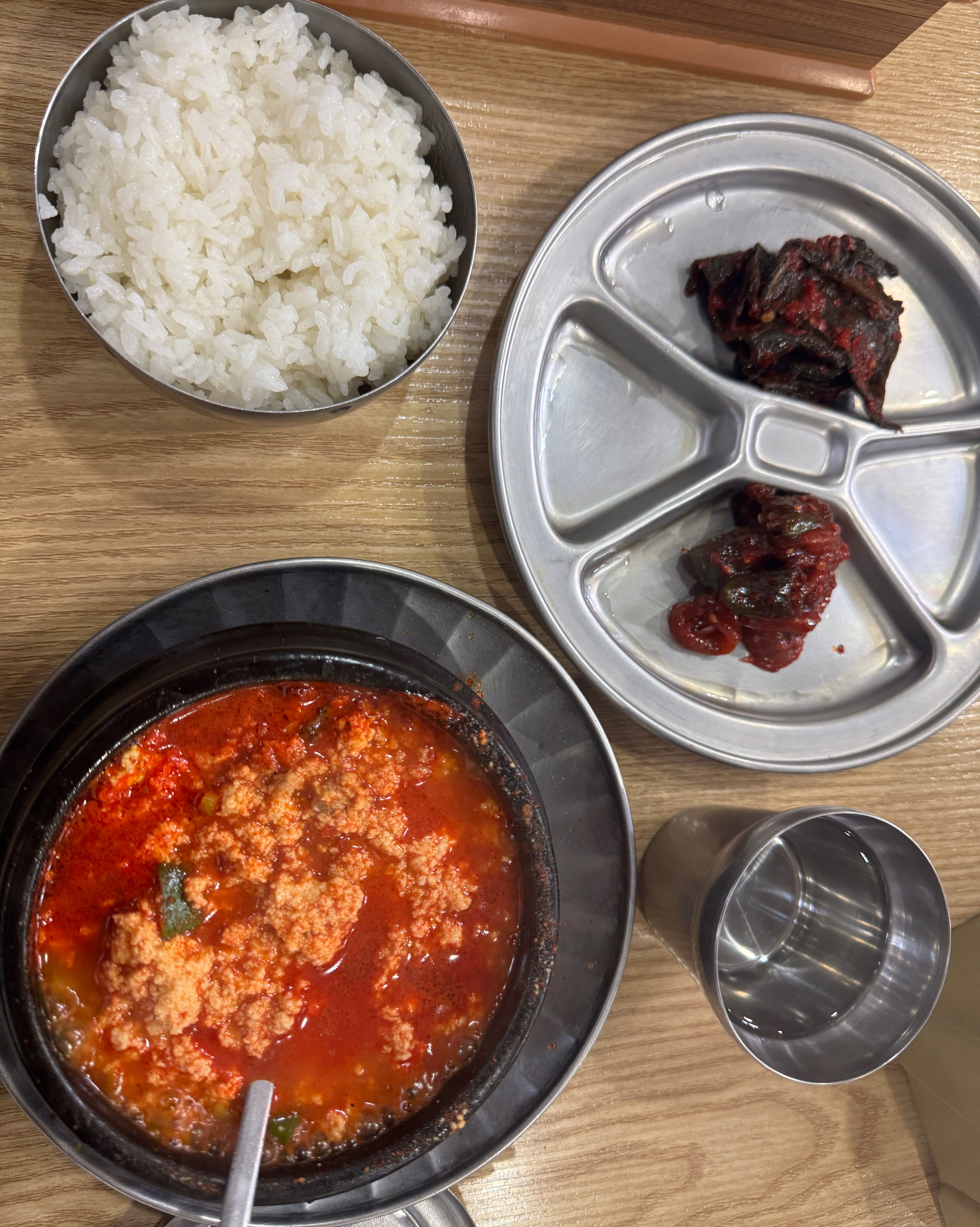 진한 고기짬뽕 같은 자극적인 맛입니다 개인적으로 너무 맛있었어요 - 제주 맛집 신해바라기