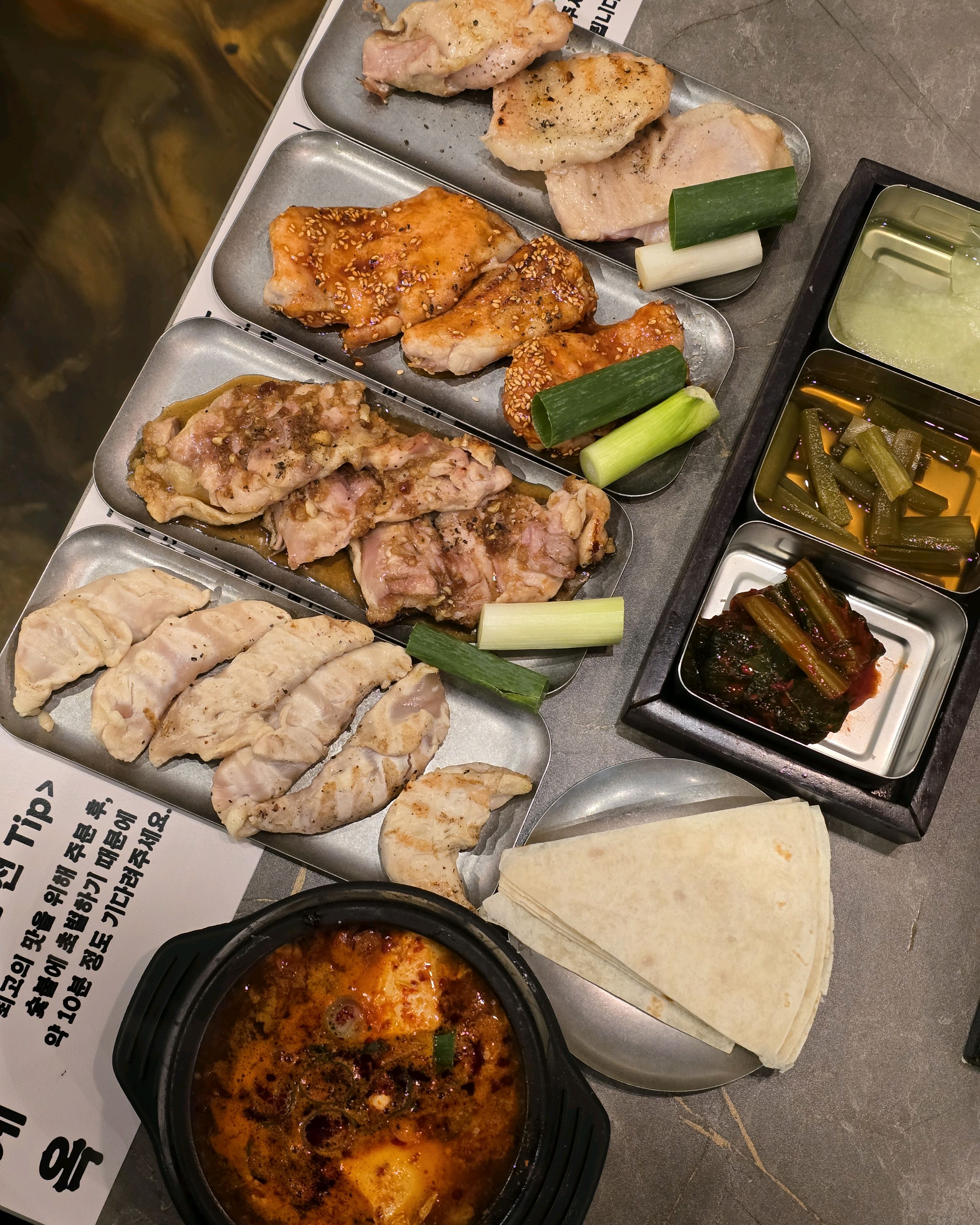 인스타그램에서 숯불 닭구이 맛집으로 핫한 신계옥에 엄마랑 방문했어요~ 양념이 자극적이지 않