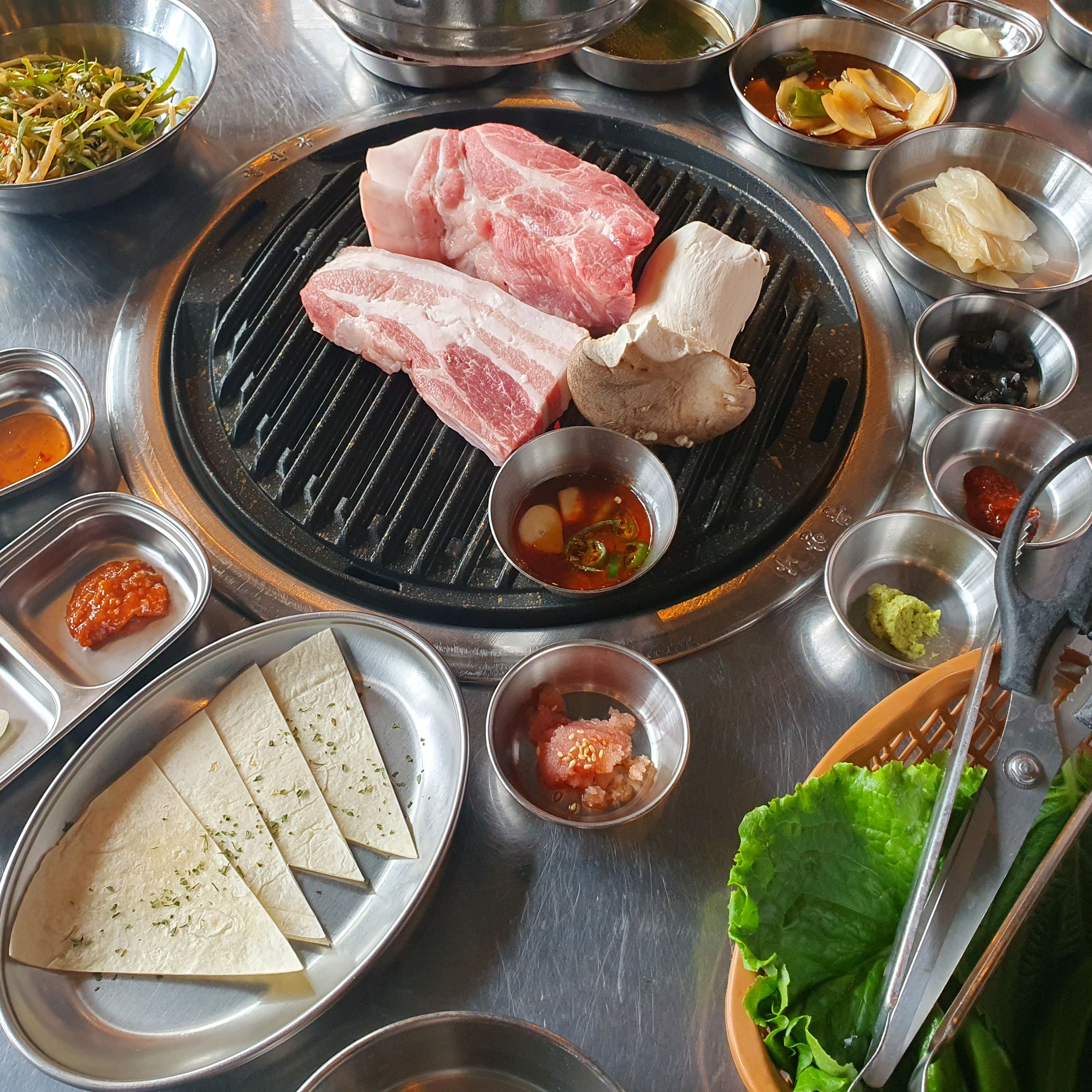 아이랑 속초여행와서 해산믈만먹으니 물려서 마지막 떠나기전에 맛있는 삼겹살 잘먹고갑니다. 매