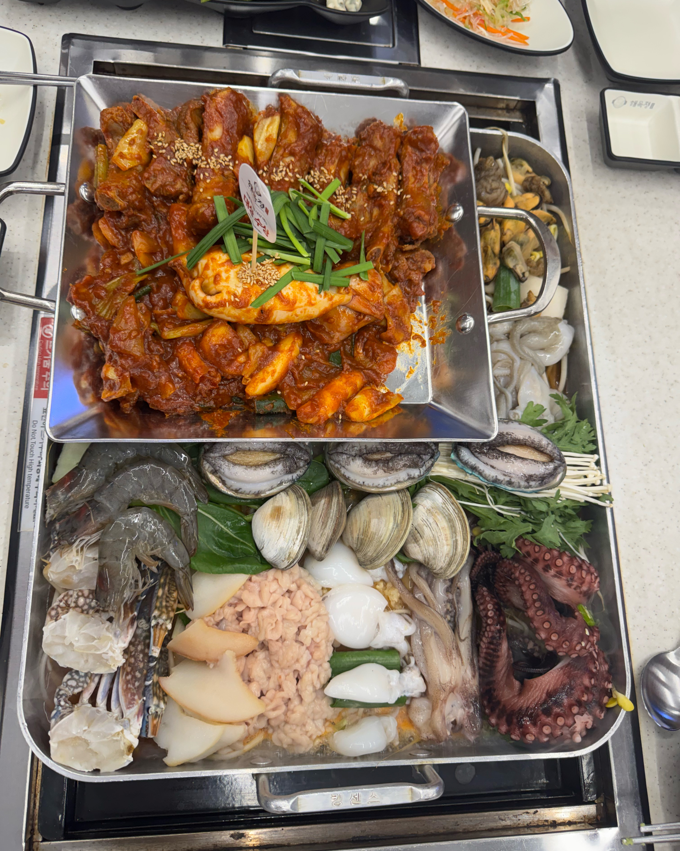 해물과 등갈비가 함께 나오는 특별한 조합의 식당입니다. 신선한 해물은 비린내 없이 깔끔하게