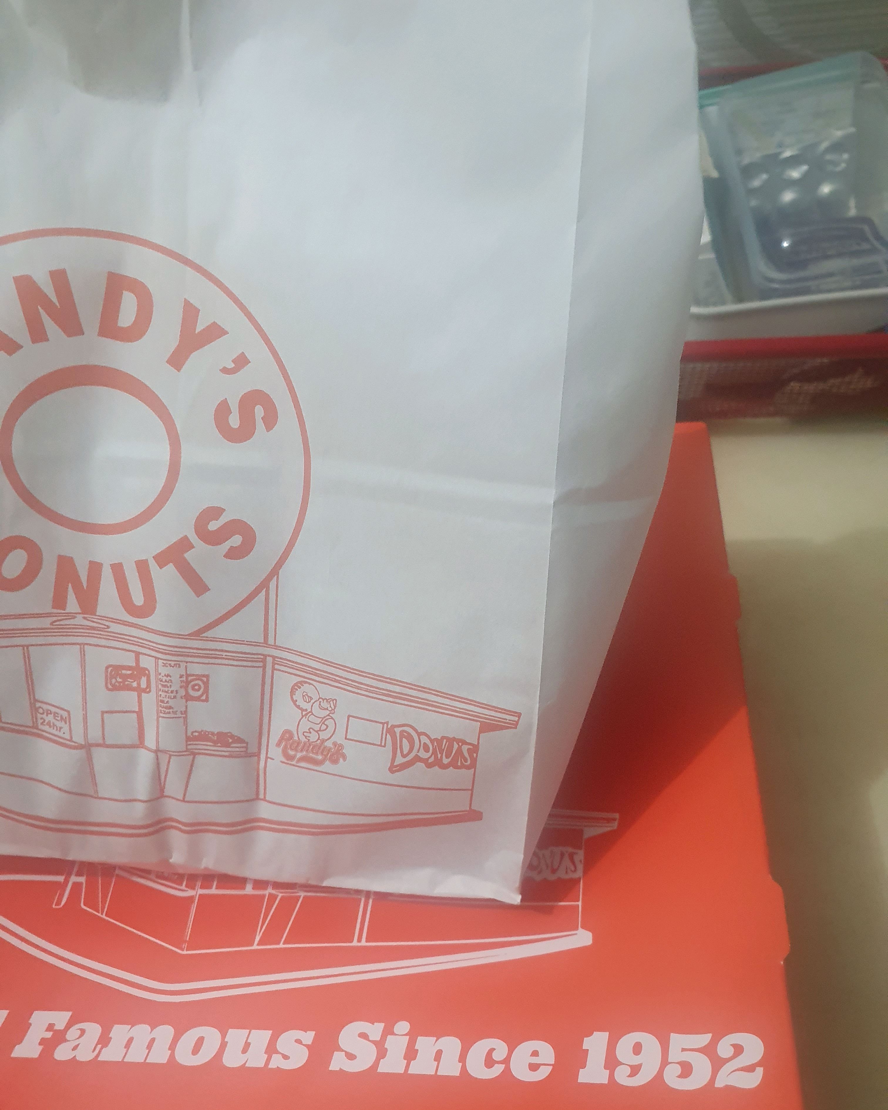 도넛 사러 방문 바랍니다 - 제주 맛집 랜디스도넛 애월점