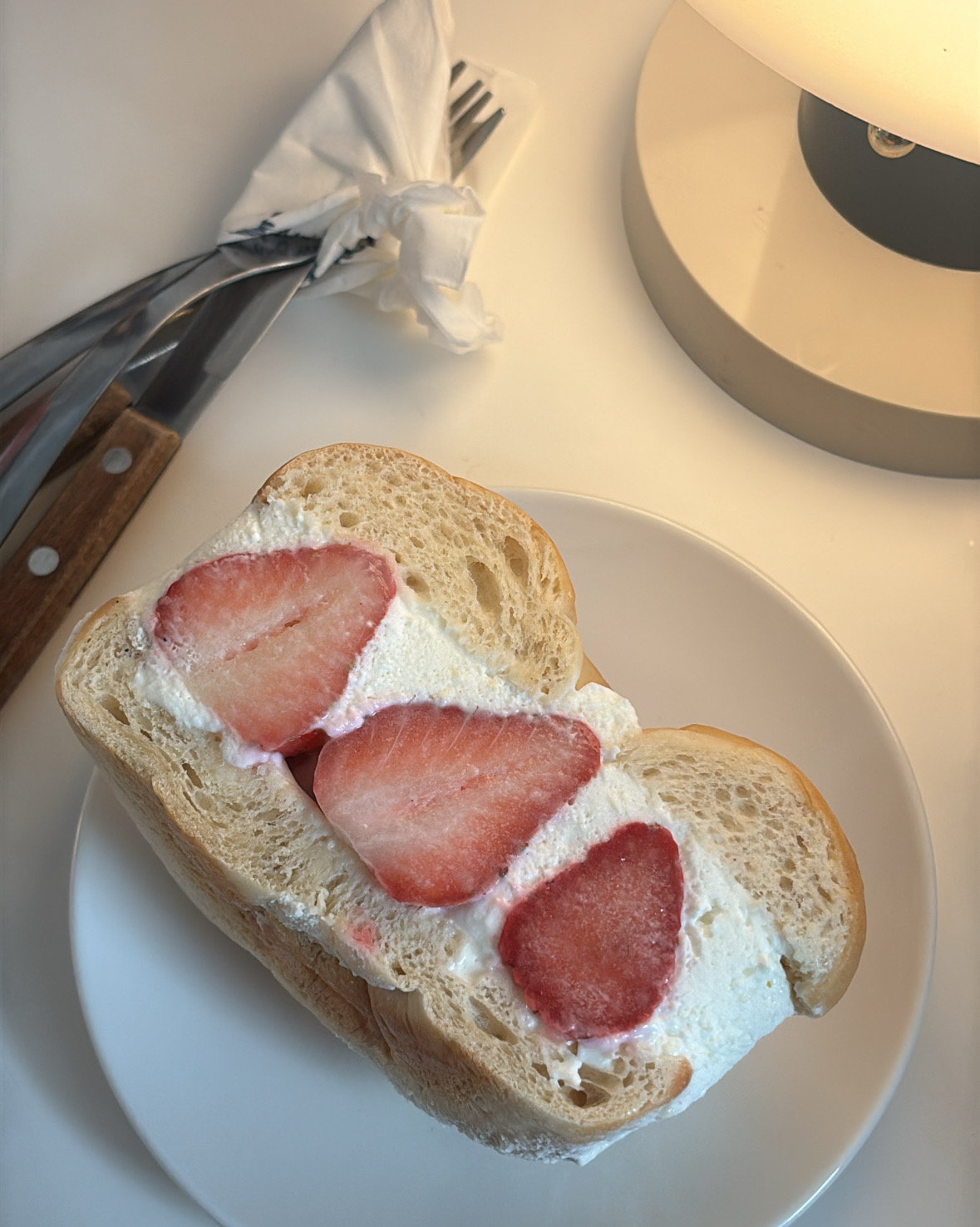 분위기도 좋고 인테리어도 예쁘고 디저트랑 음료도 맛있어요 !! 숨은 카페 찾은 기분이에요