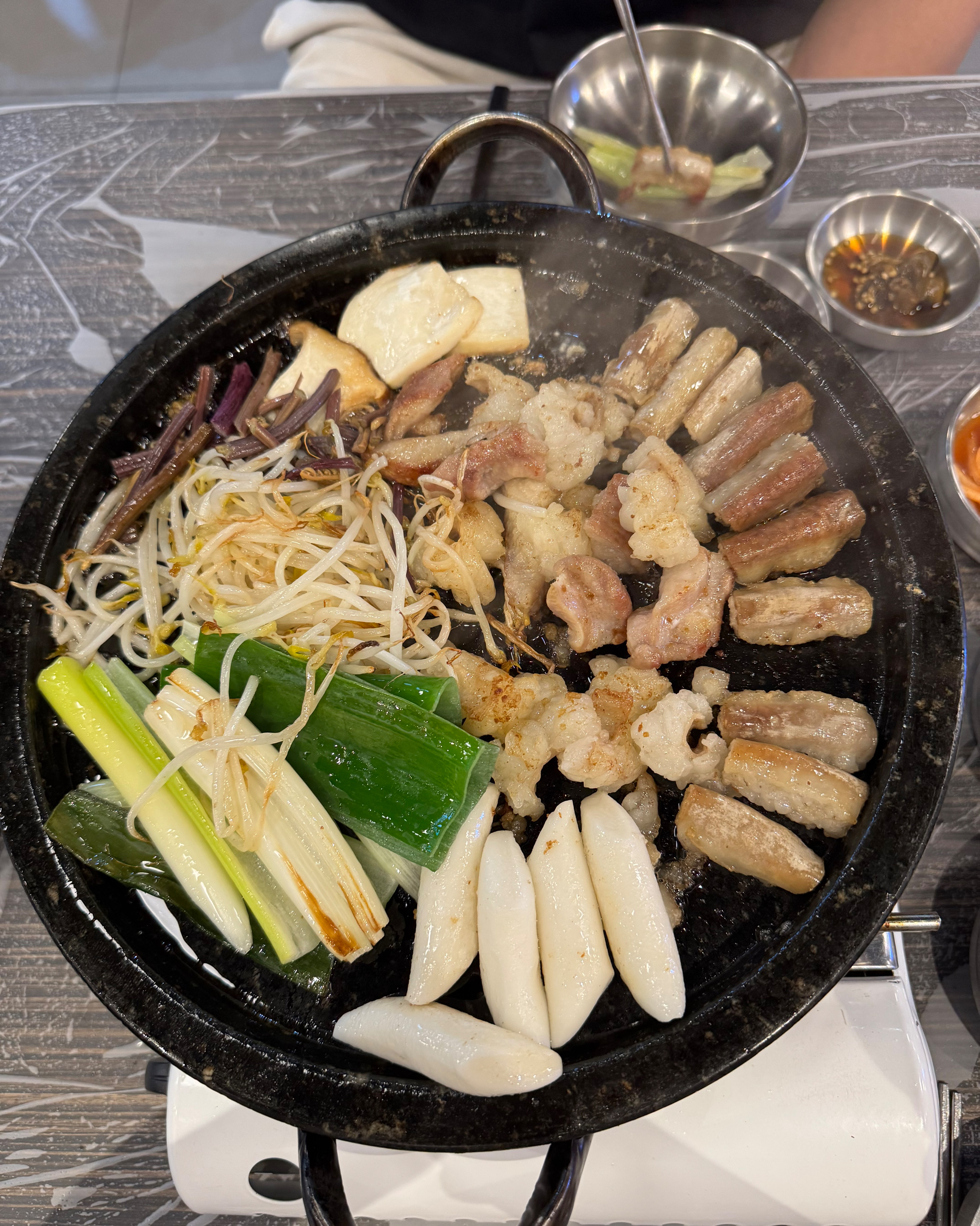 첫 방문인데 너무 맛있어요!!!! 고소하고 냄새도 하나도안나고 최고입니다~ 재방문의사 10