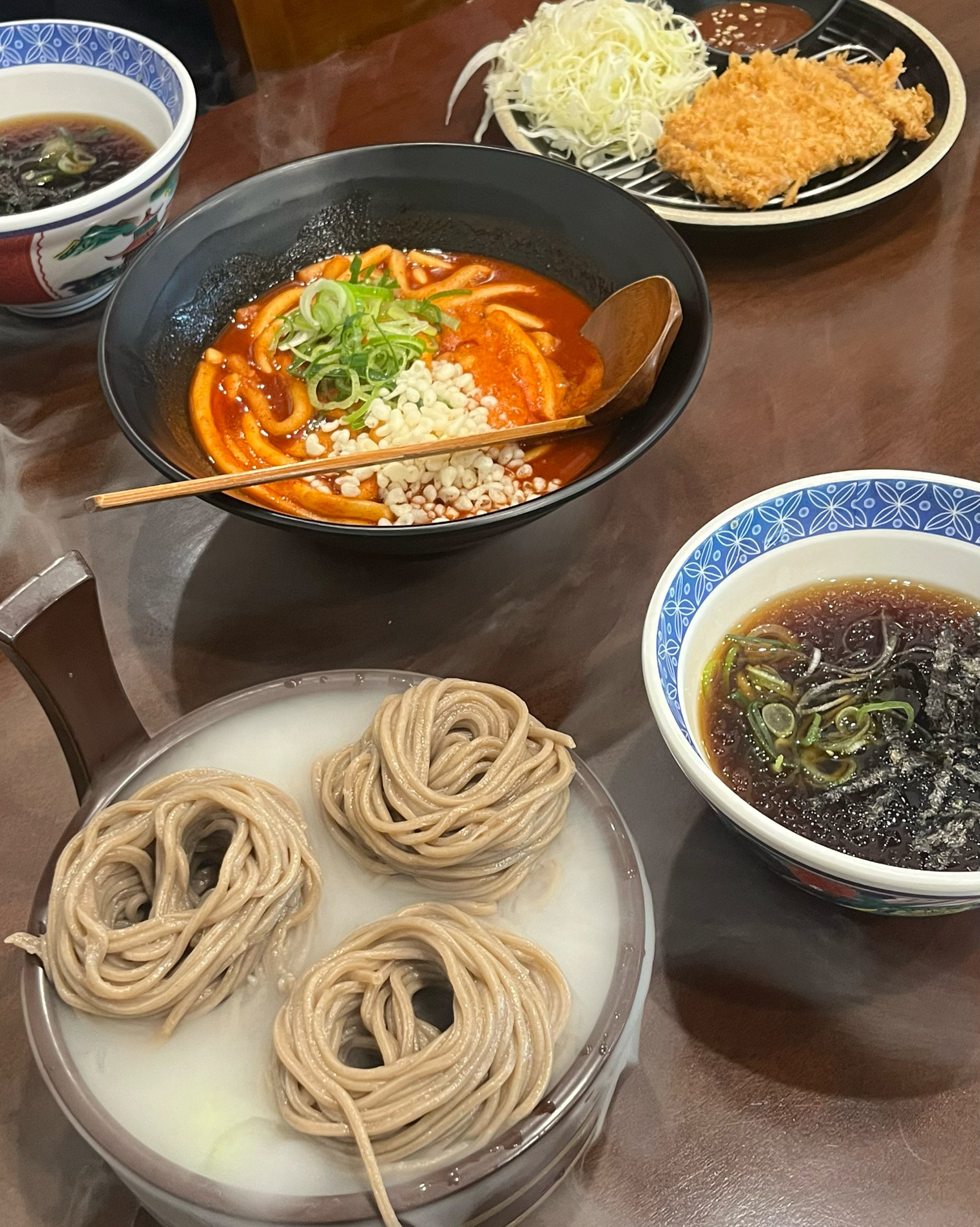 소바가 맛있다길래 가봤어요. 특별한건 아니지만 나쁘지 않아요. 떡볶이는 신전이랑 비슷한맛이