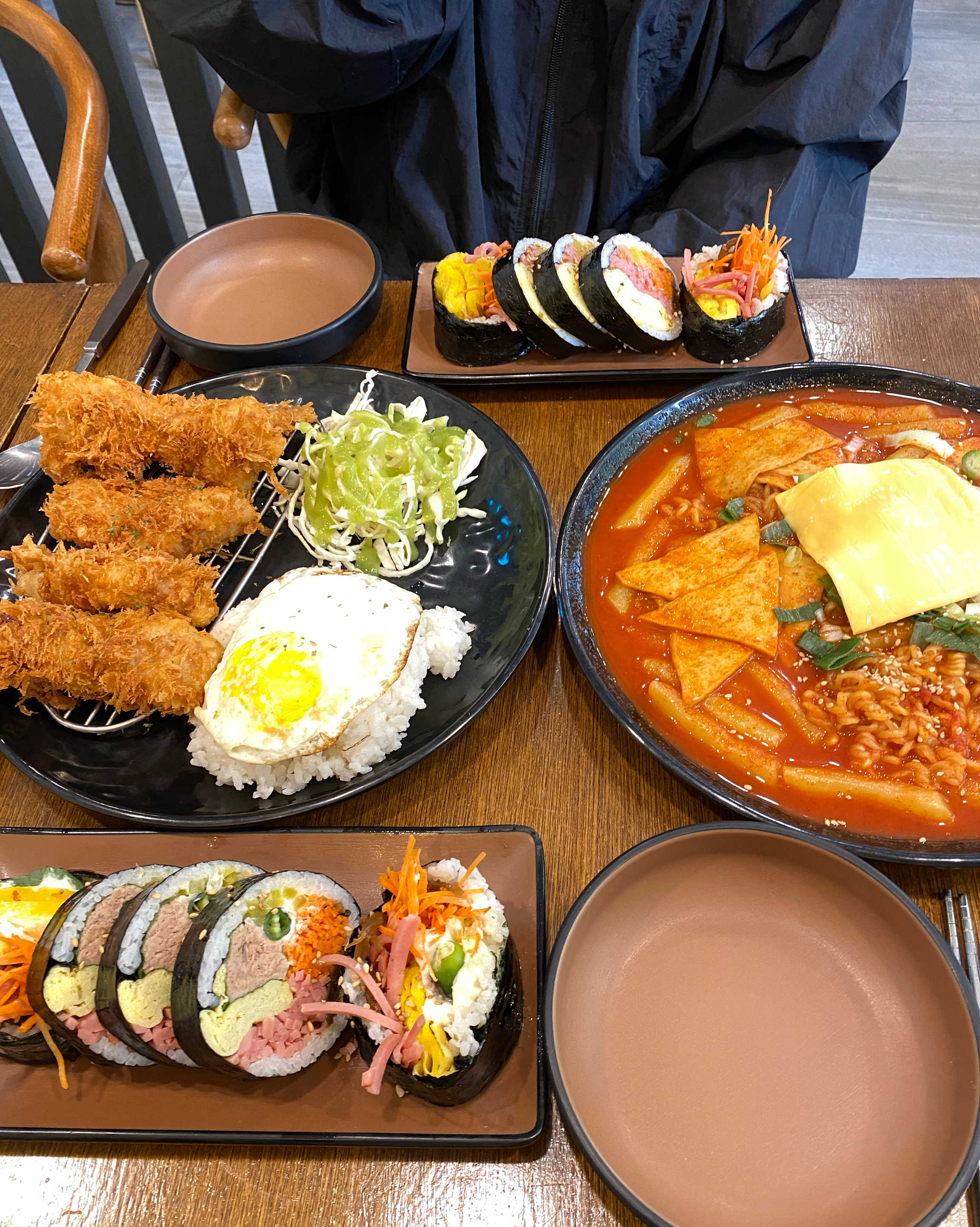 팔뚝김밥 5피스라해서 두 개 시켰는데 진짜 배부르고 맛있어요! 돈까스는 전문점급으로 바삭