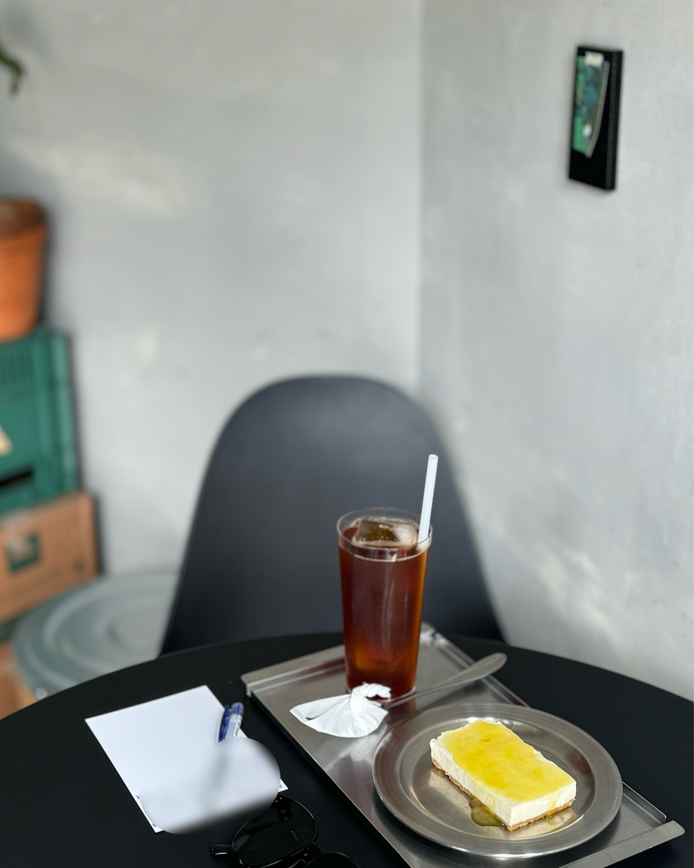 여행의 마지막을 맛있는 커피와 디저트, 그리고 편지로 마무리합니다 :) 즐거운 시간 보내다