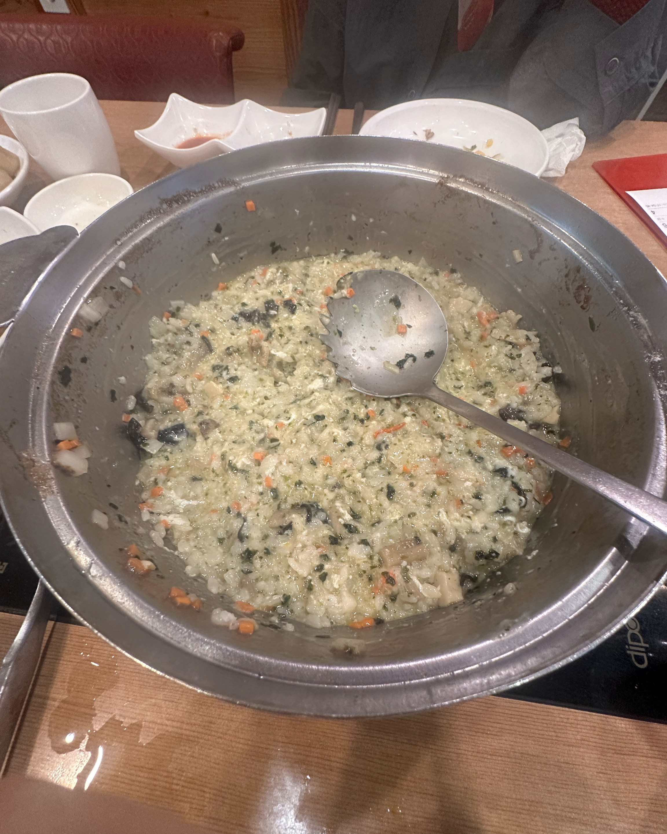 버섯이 다양하게 들어 있어 향긋하고 국물 맛이 진해용!고기 양도 적당하고 채소가 신선해서 