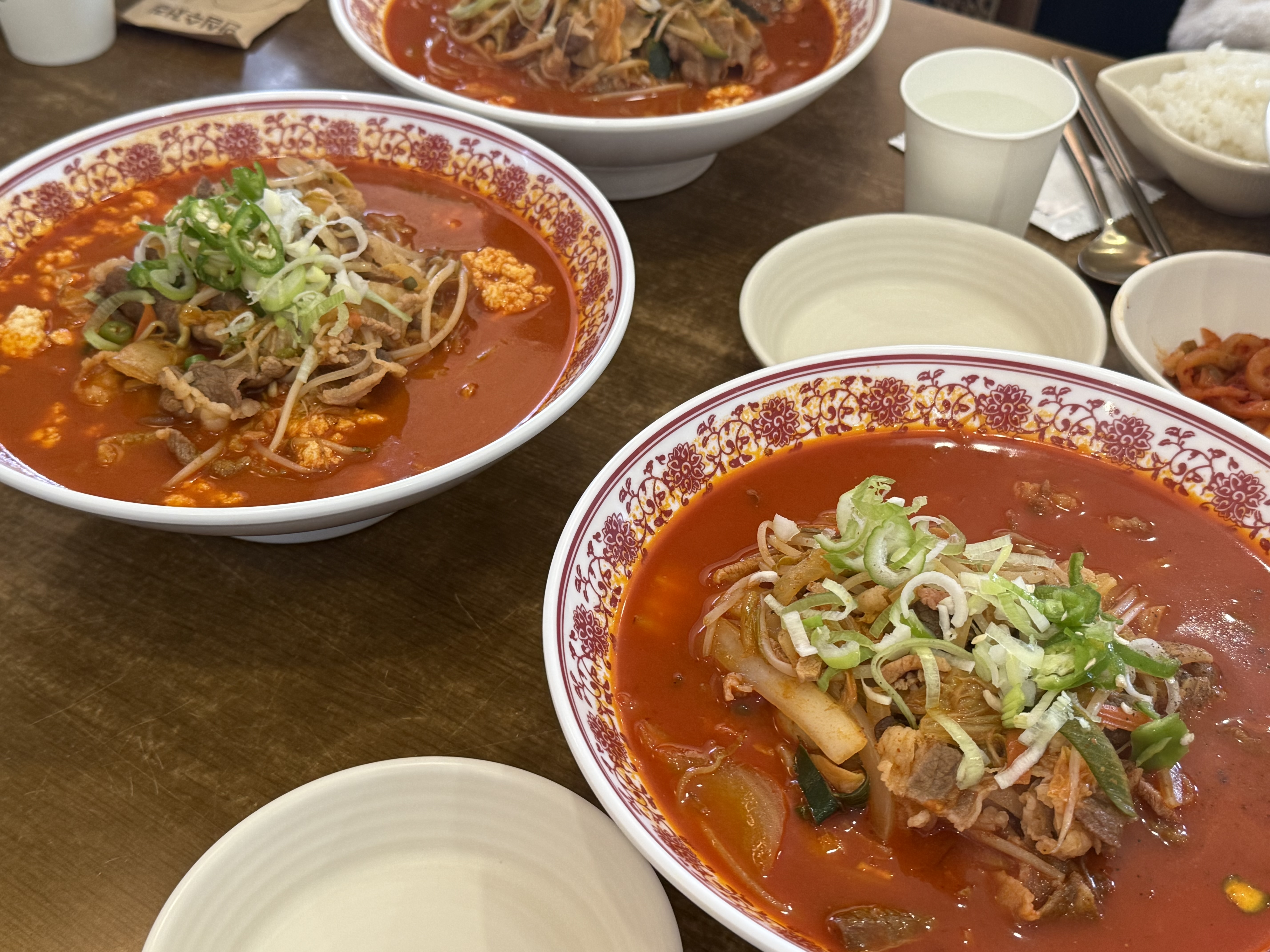 막 맵지 않고 맛있어요! 고기가 들어있어서 더 좋았어요. 가게 앞에 대기석이 있어 대기가