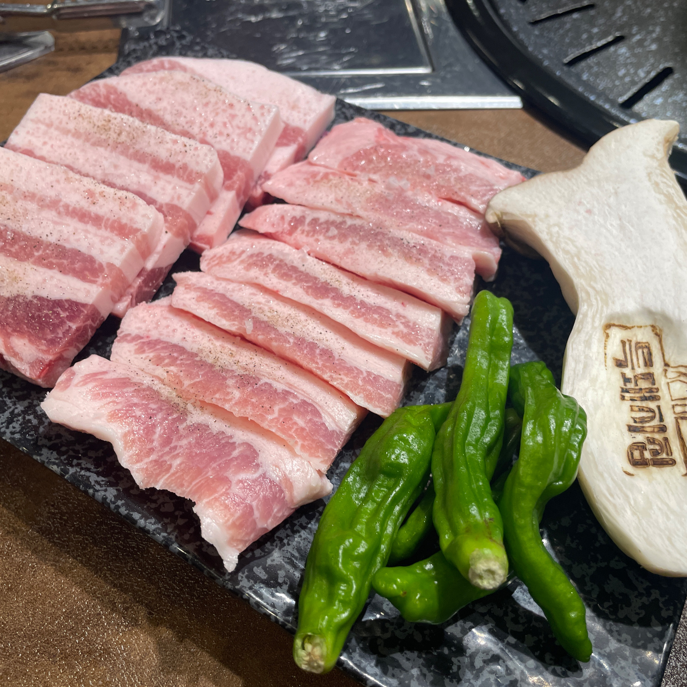 다 맛있었는데 목살이 부드럽고 진짜 맛있었어요🔥 된장찌개도 적당히 매콤하니 식사로 딱이에요