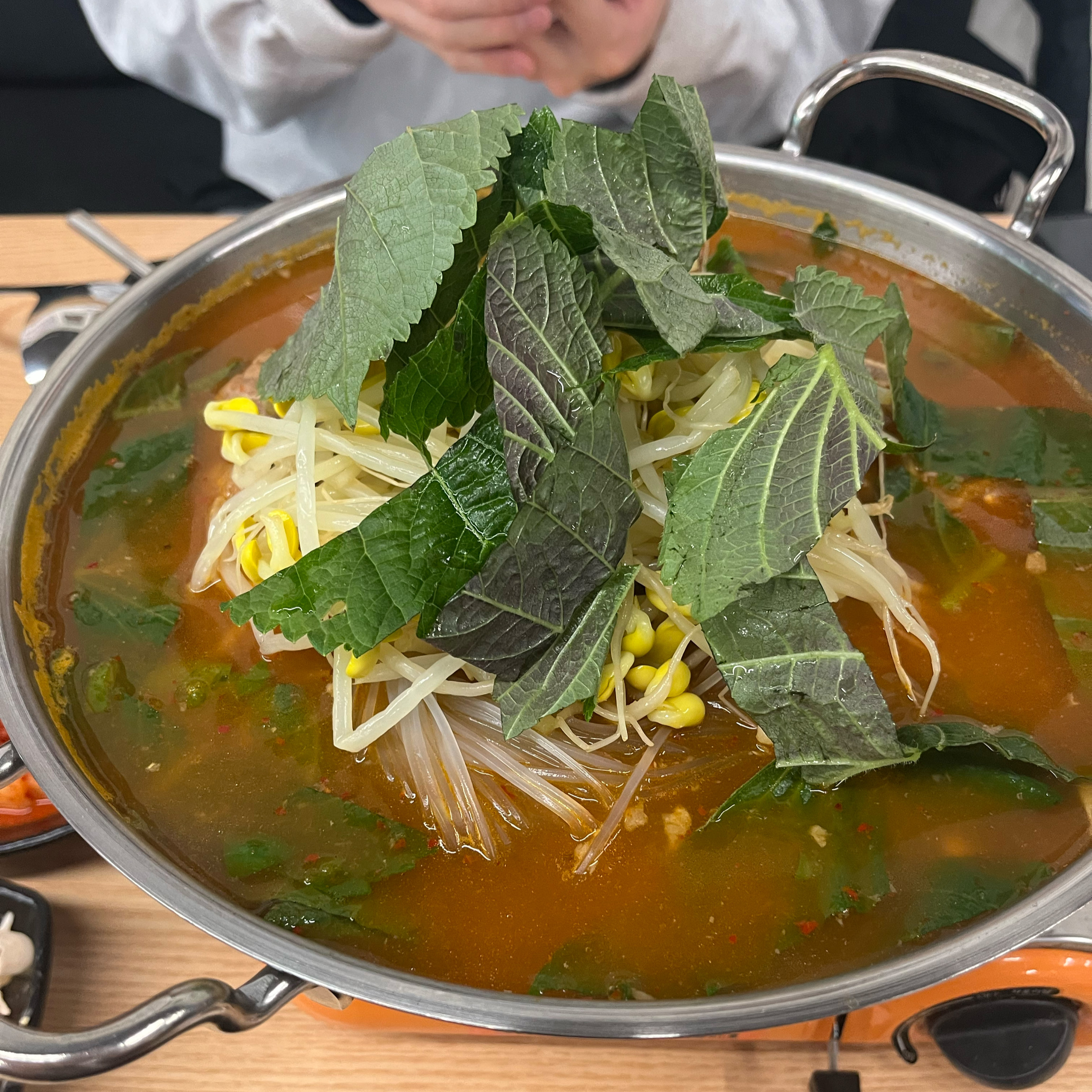 날이 흐려서 뜨끈한 뼈전골 먹으러 왔어요! 뼈구이도 궁금했는데 조금 추워서 따뜻한 국물이