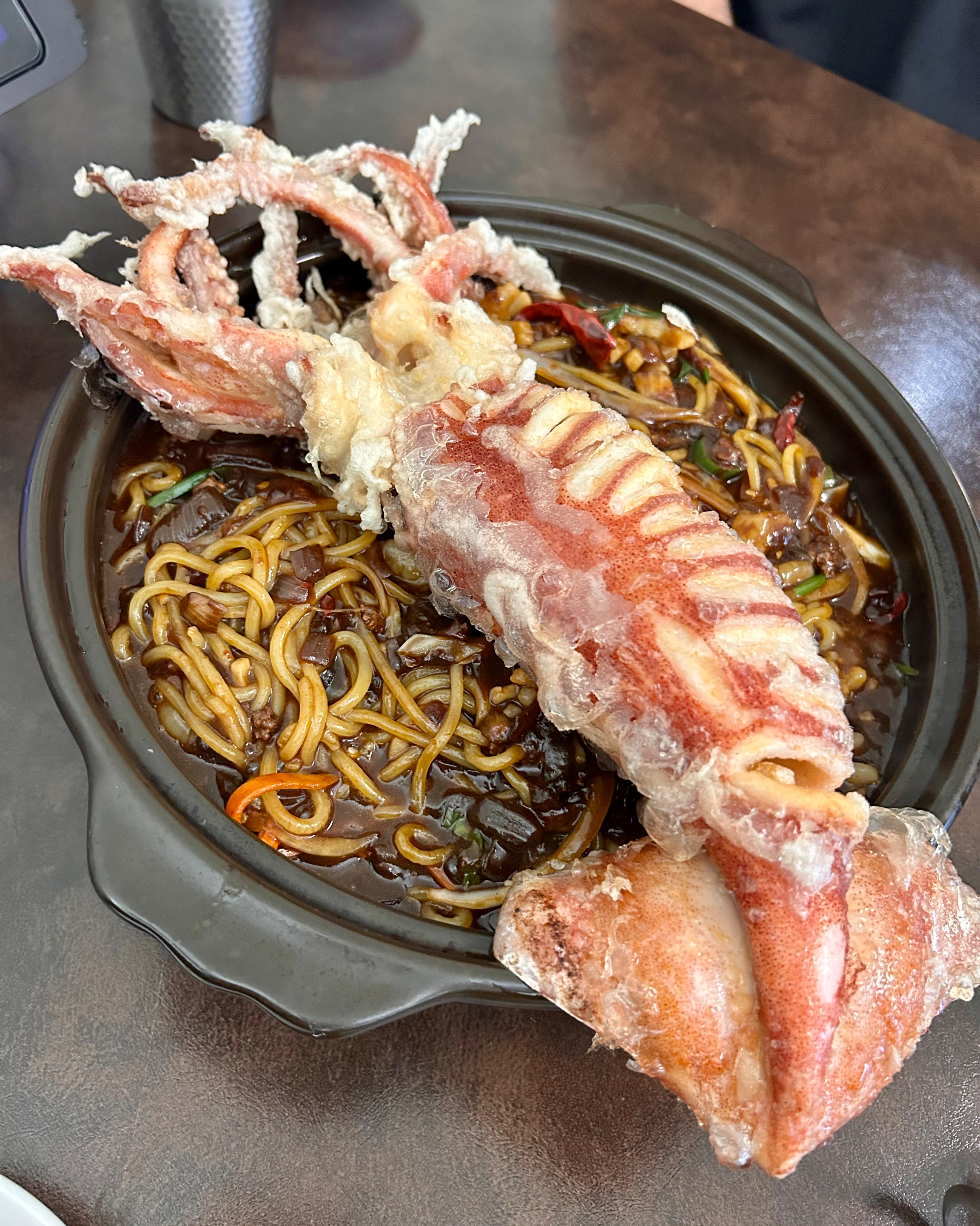 오징어 진짜 맛있고 요리도 양이 진짜 많아요 다만 덜맵게 옵션이었는데 맵찔이라 맵네요..하