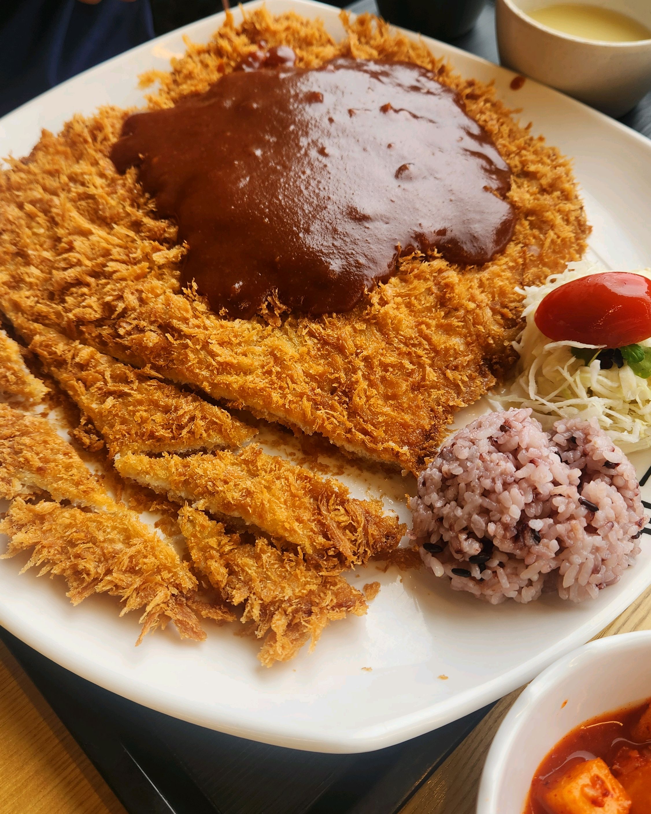 경주여행중에 아이들이랑 함께먹을 메뉴 검색후 찾아왔어요 양푸짐하고 맛있게잘먹었어요~~ - 경주월드 근처 맛집 홍익돈까스 경주점