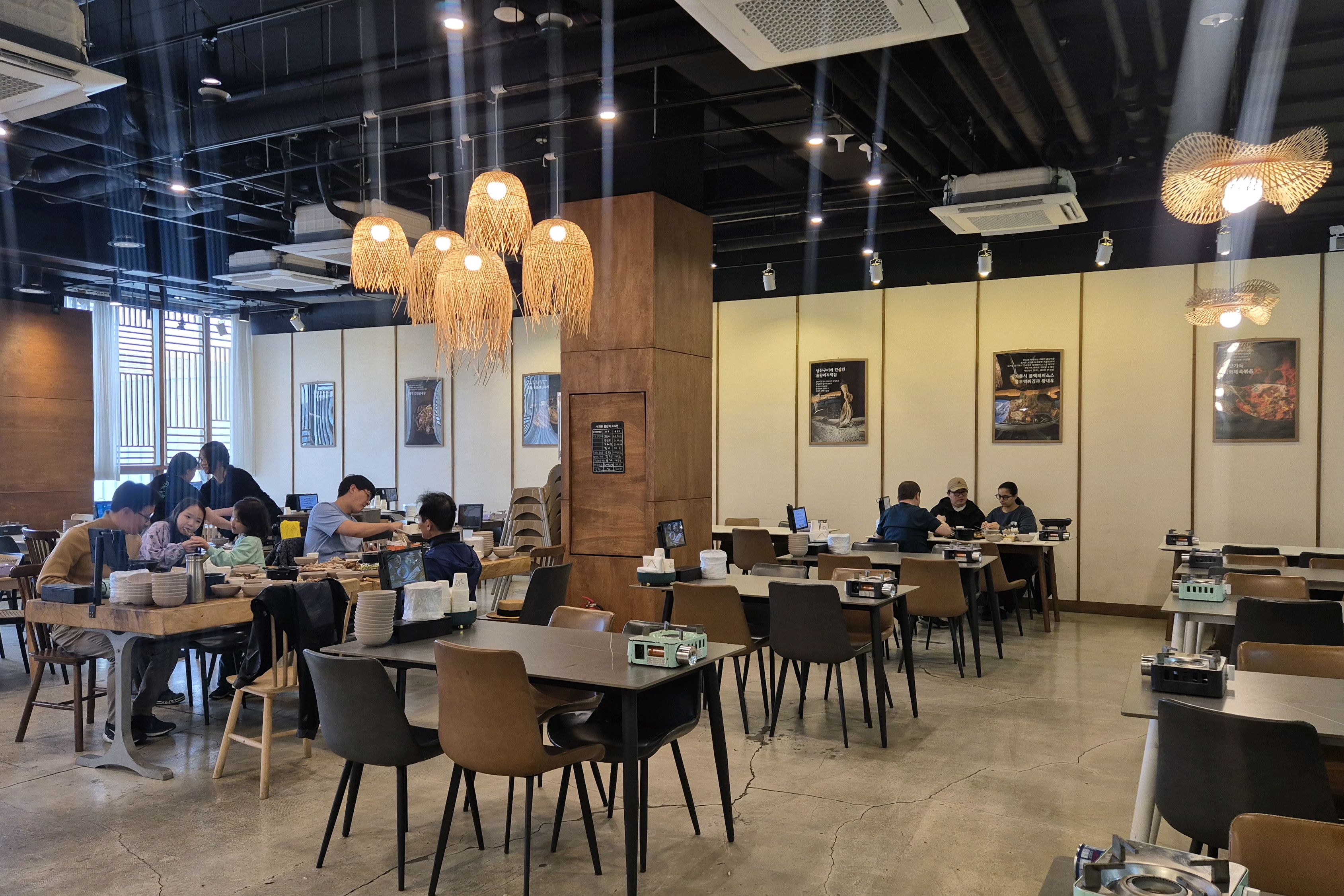 분위기도 좋고 너무 맛있었어요. 점심시간 피해가서 더 편하게 먹을수 있었어요^^)b - 인천 맛집 을왕리 꾸덕집 송도직영점
