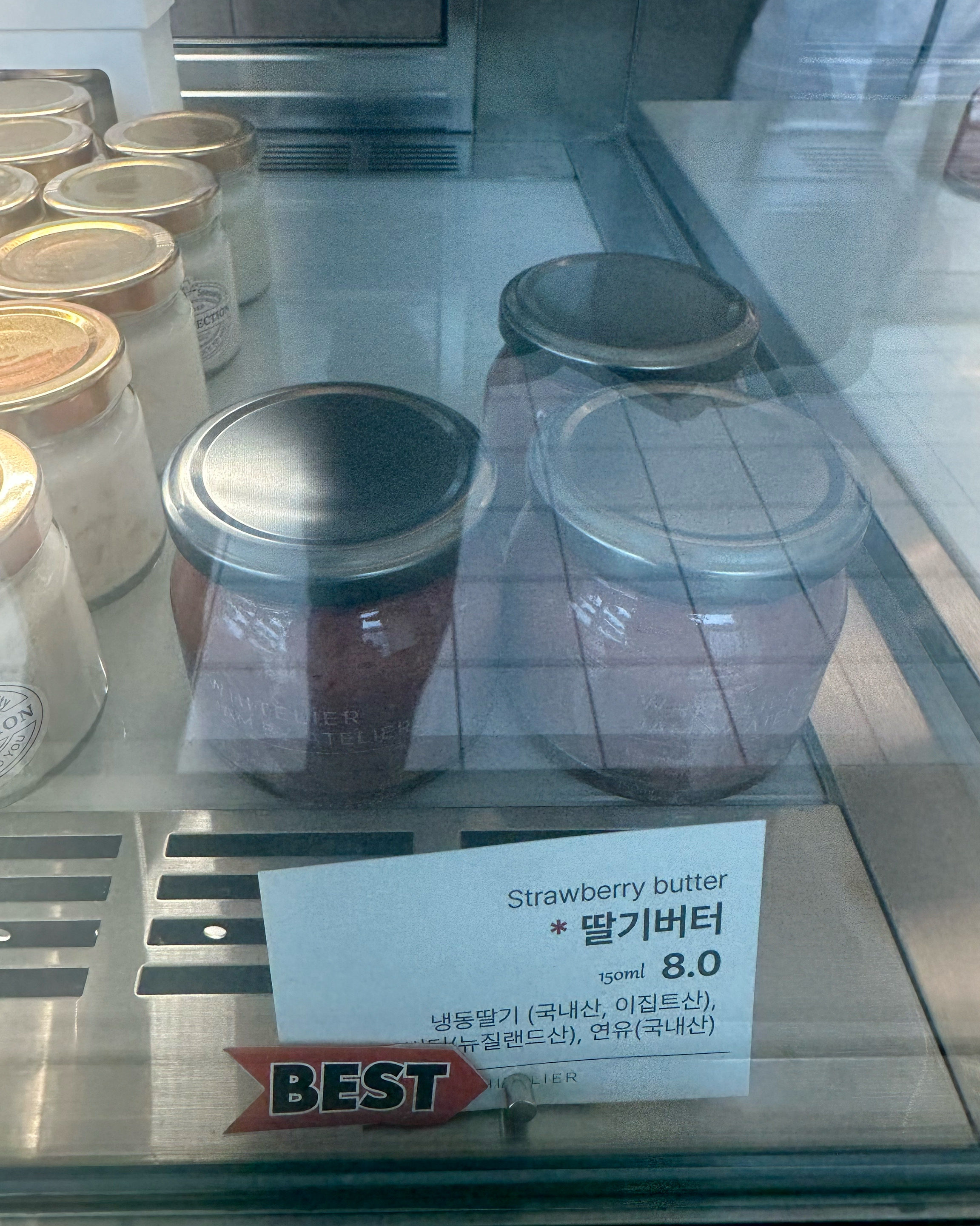 식빵계의 에르메스라고 궁금해서 사봤는데 정말 맛있네요. 잼은 딸기버터로 샀고 러스크는 없더