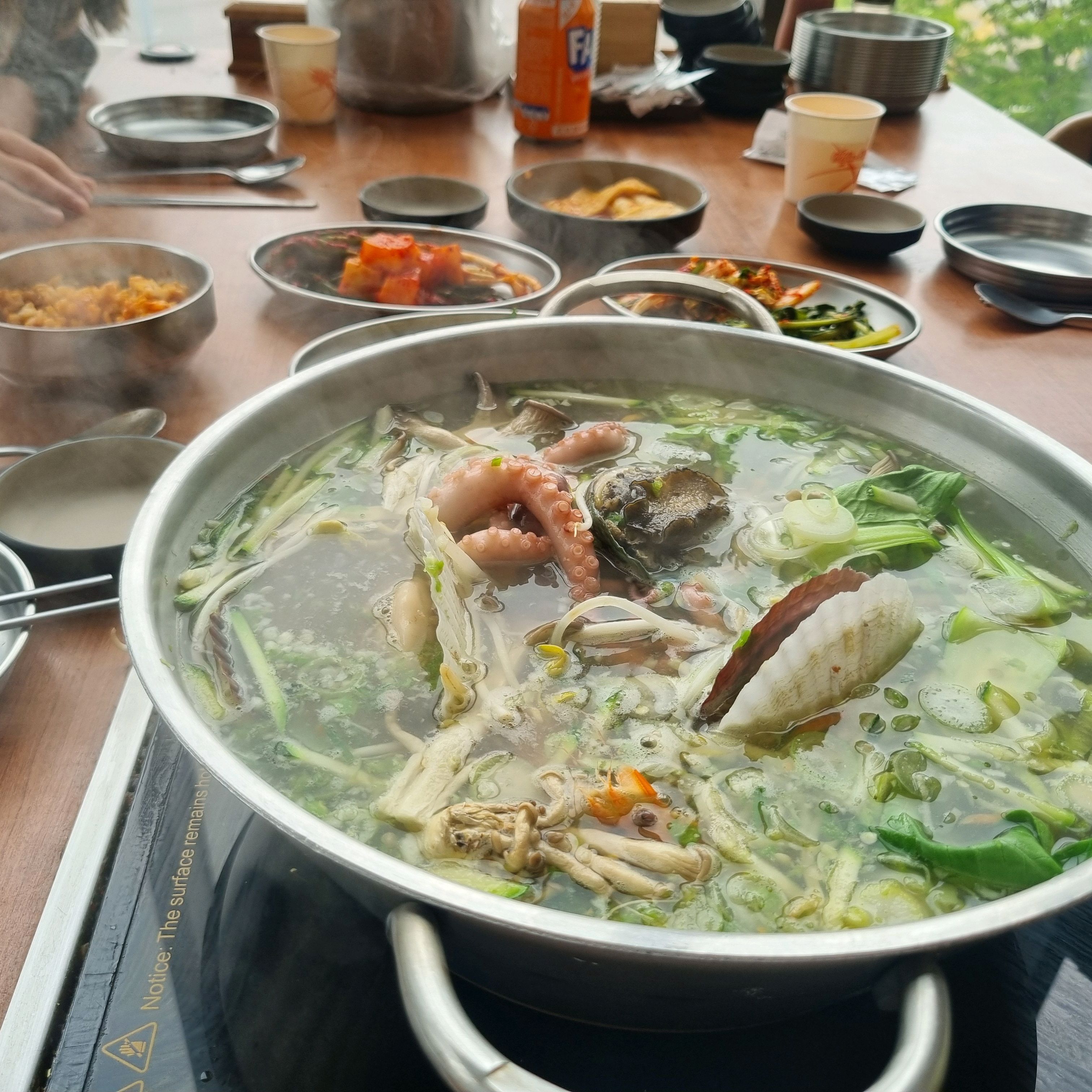 해물칼국수 먹었어요. 싱싱한 전복, 가리비, 각종 조개류에 낙지도 한 마리 들어있더라고요