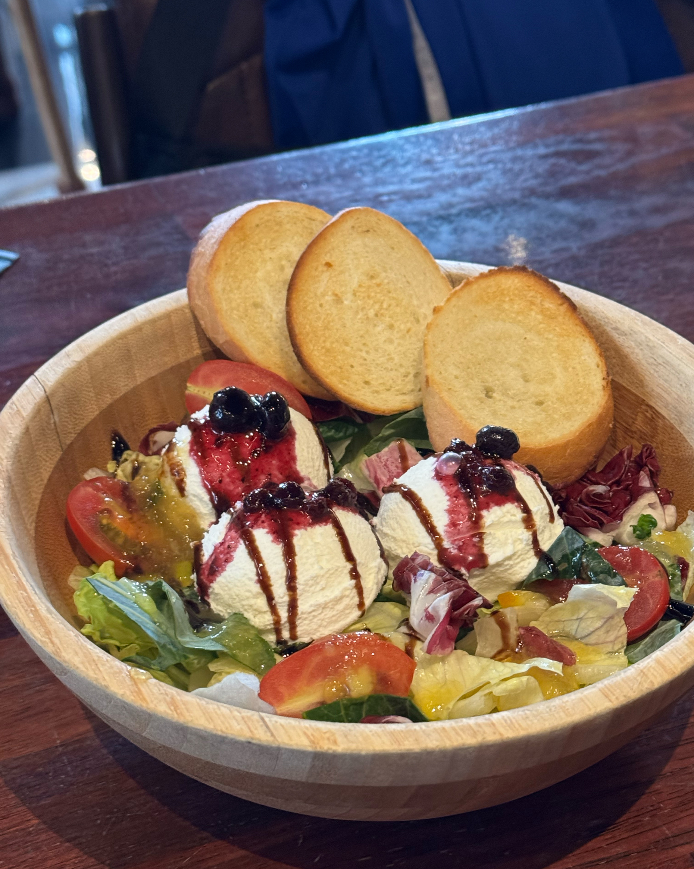 점심으로 가볍게 즐긴 파스타와 샐러드, 정말 만족스러웠어요. 파스타는 면이 쫄깃하고 소스가