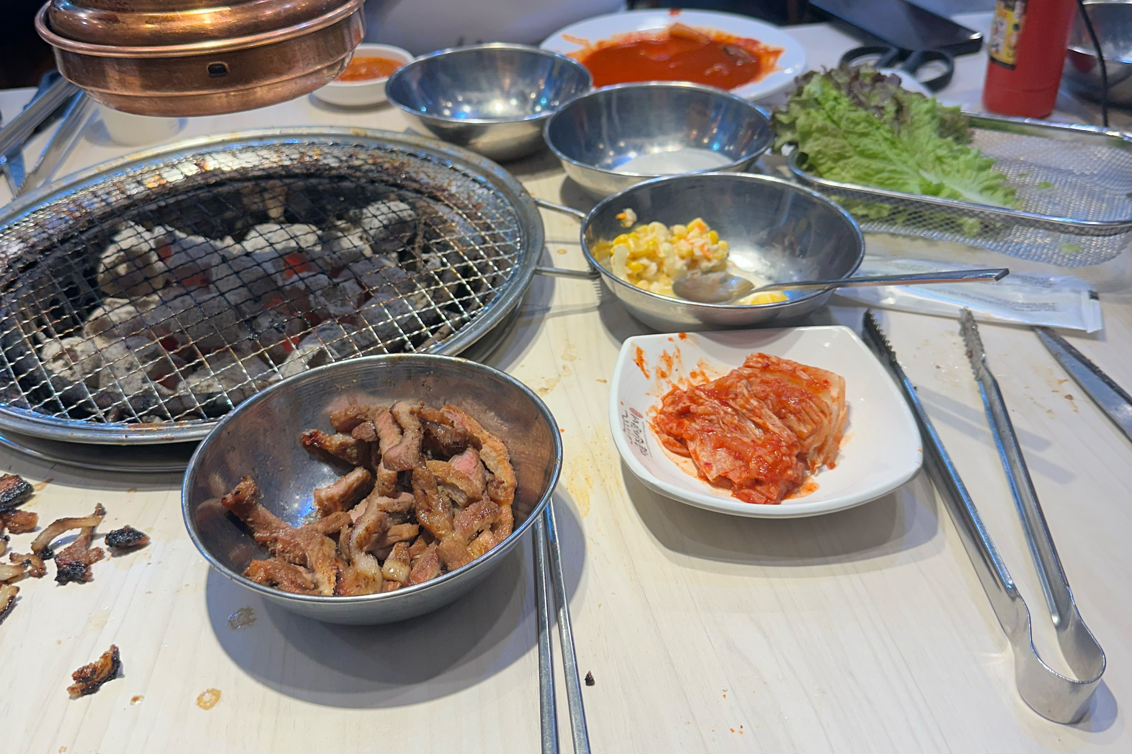 상추가 상한 것들이 좀 있긴 한데, 싱싱한 편이고 셀프바 주변 깨끗한 편이라 친구랑 종종