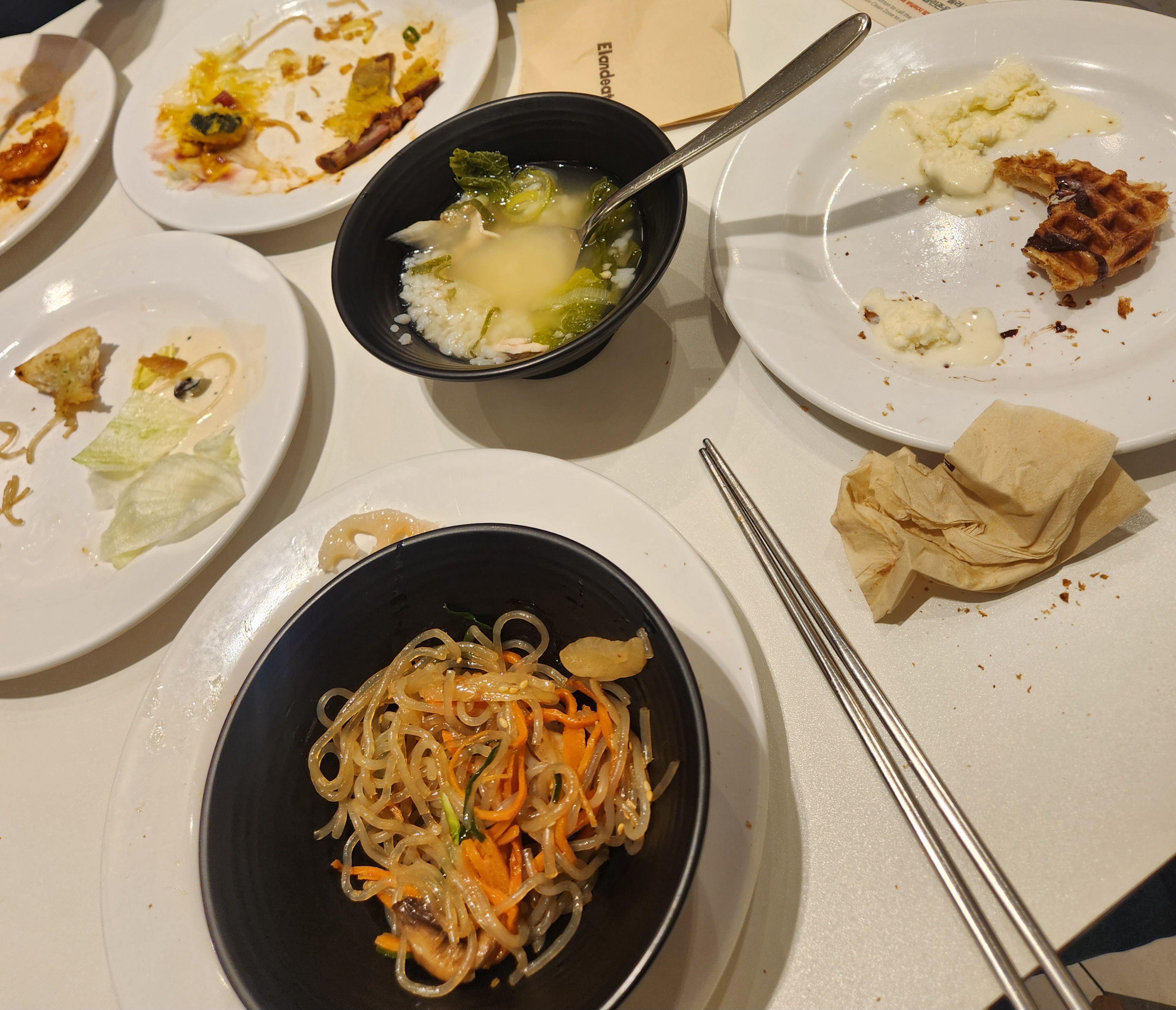 런치만 이용하다 디너에 갔는데 이게 디너수준 인가요? 음식들도 식어있고 찌끄래기 수준으로